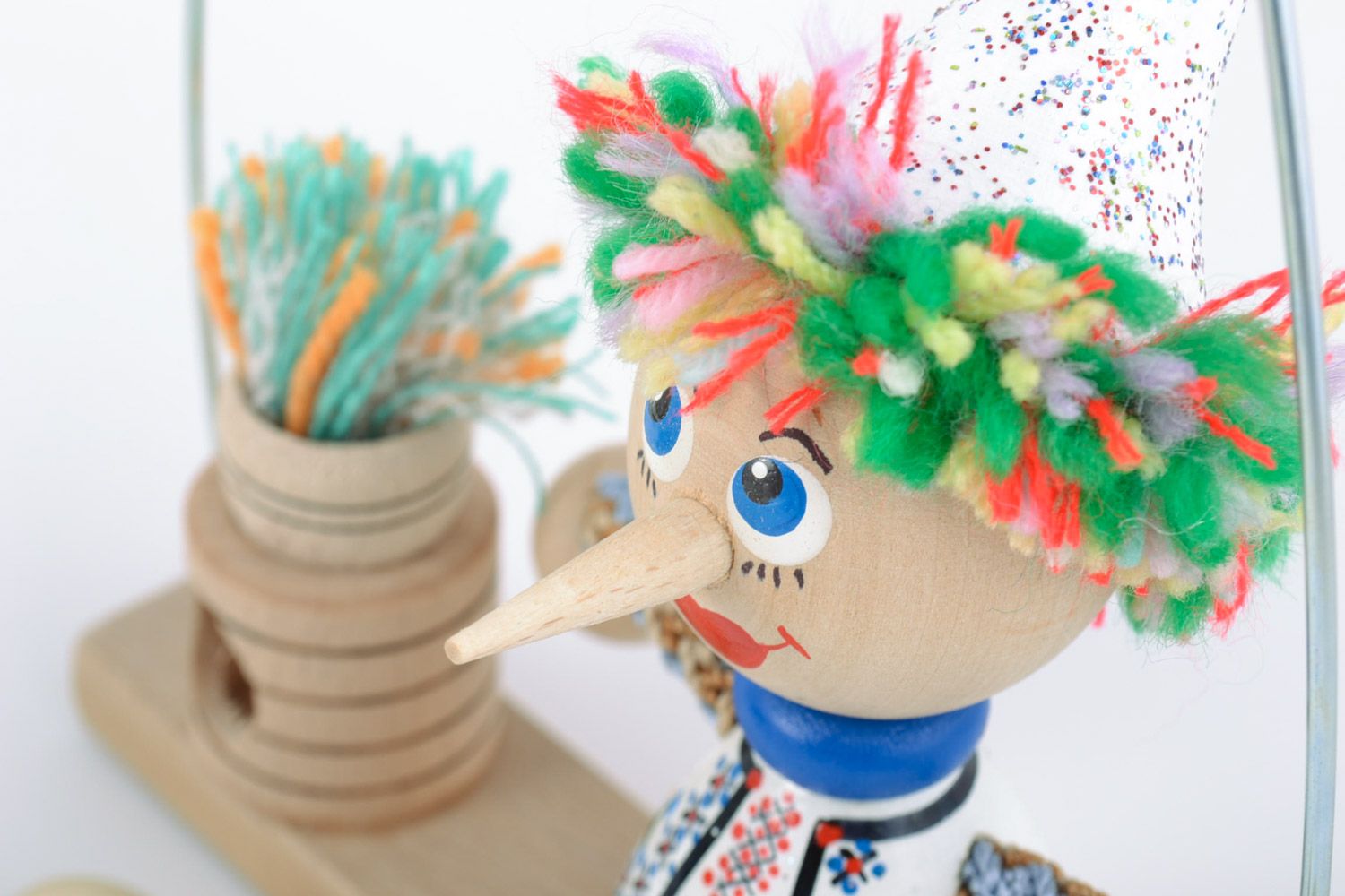 Helles schönes originelles handgemachtes Öko Spielzeug aus Holz Junge auf Bank  foto 3