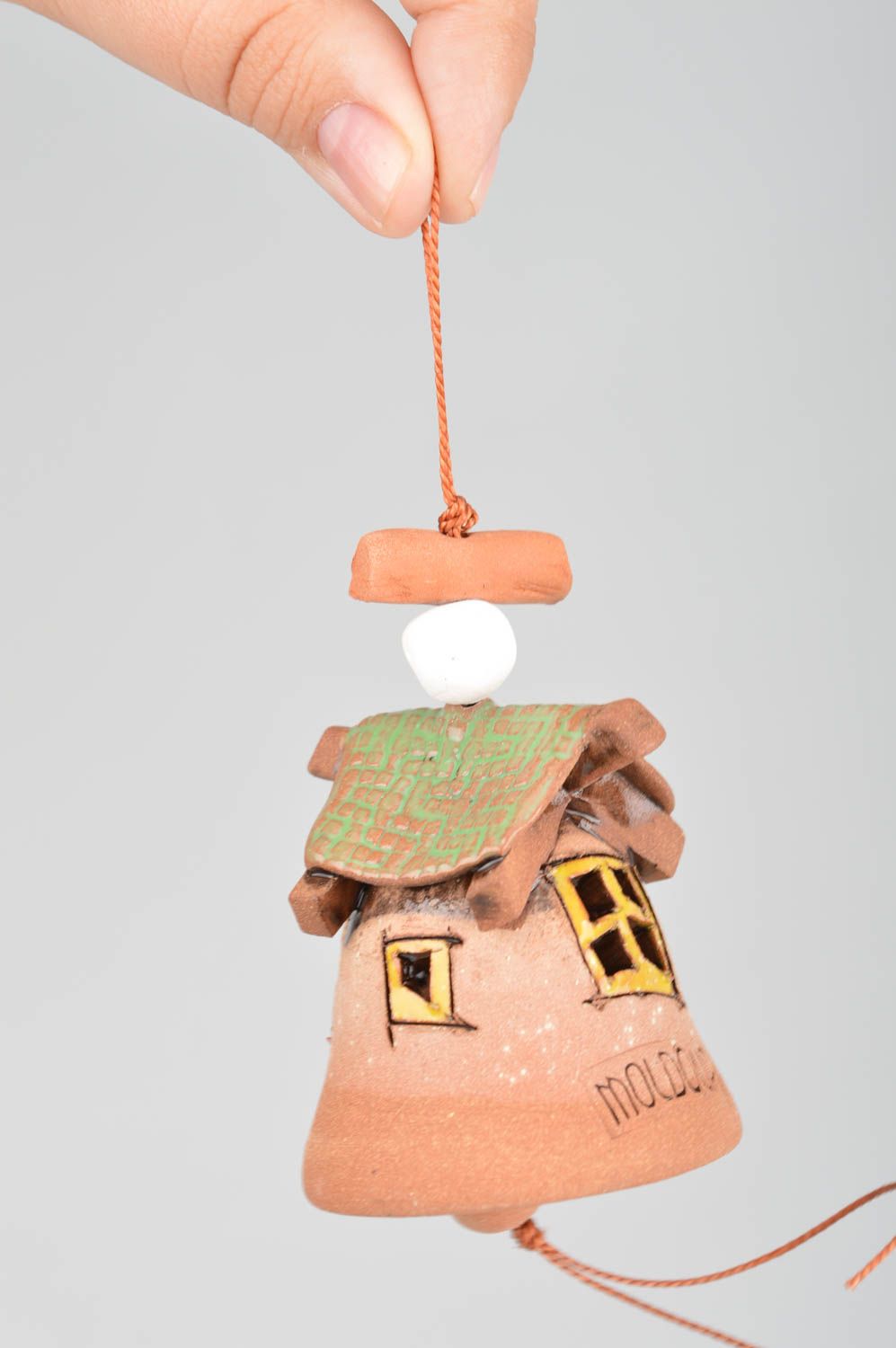 Глиняный колокольчик расписанный глазурью ручной работы Домик с салатовой крышей фото 3