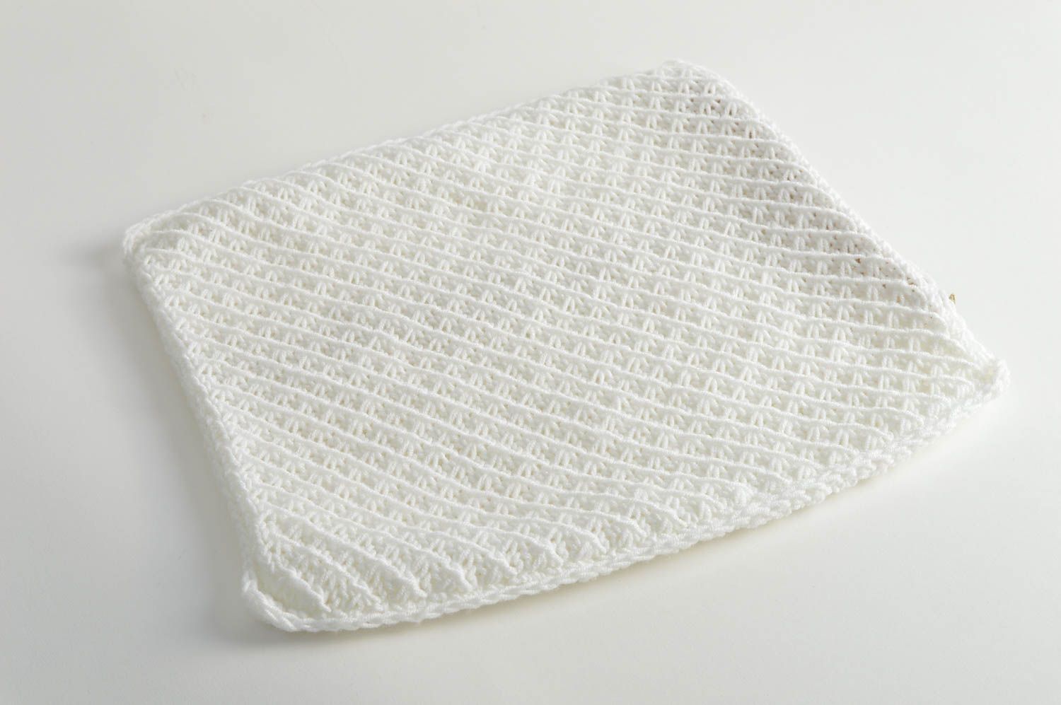 Funda de almohada artesanal tejida de color blanco con ornamento torcido foto 3