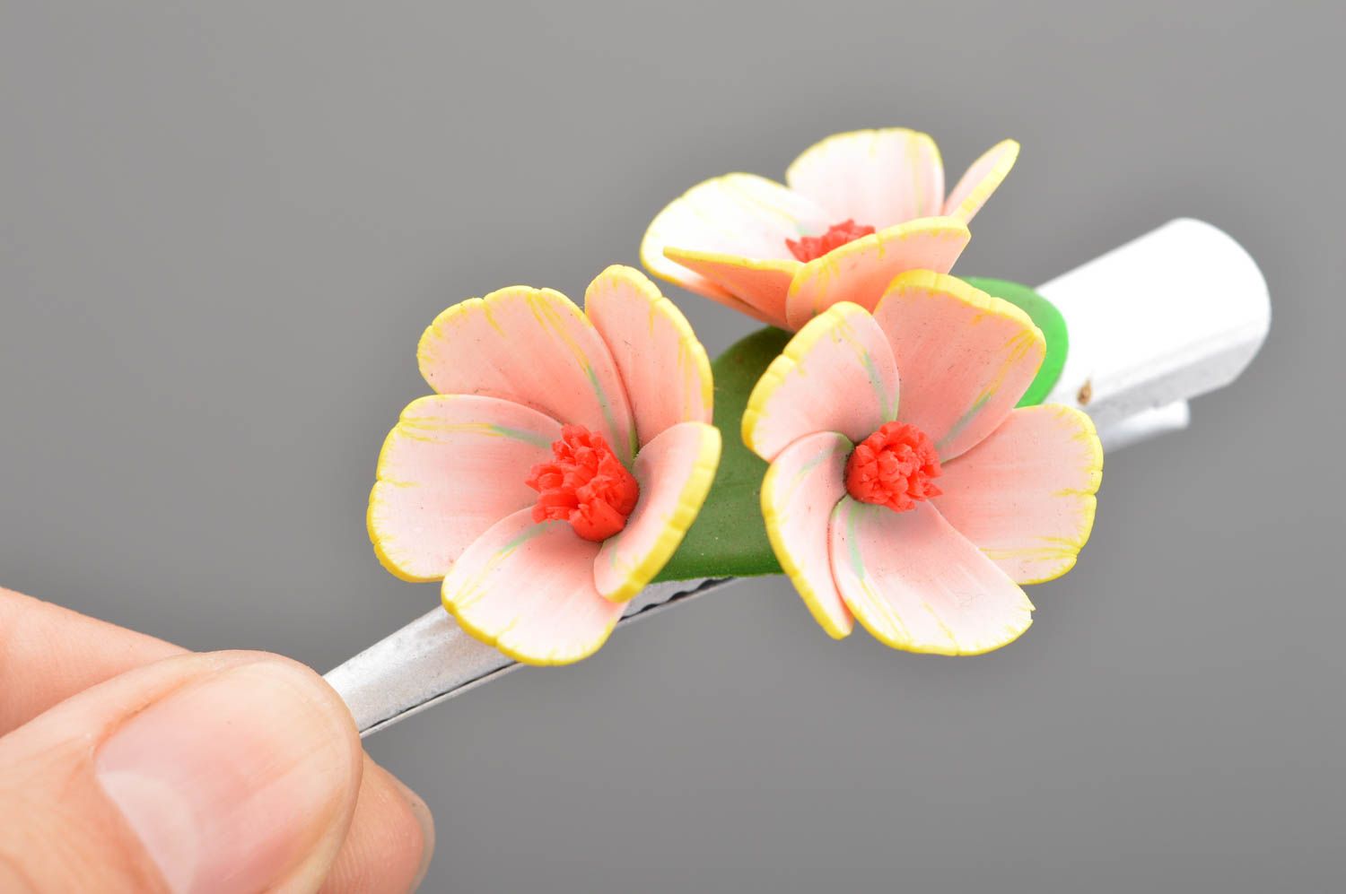 Barrette à cheveux en pâte polymère faite main avec fleurs roses accessoire photo 2