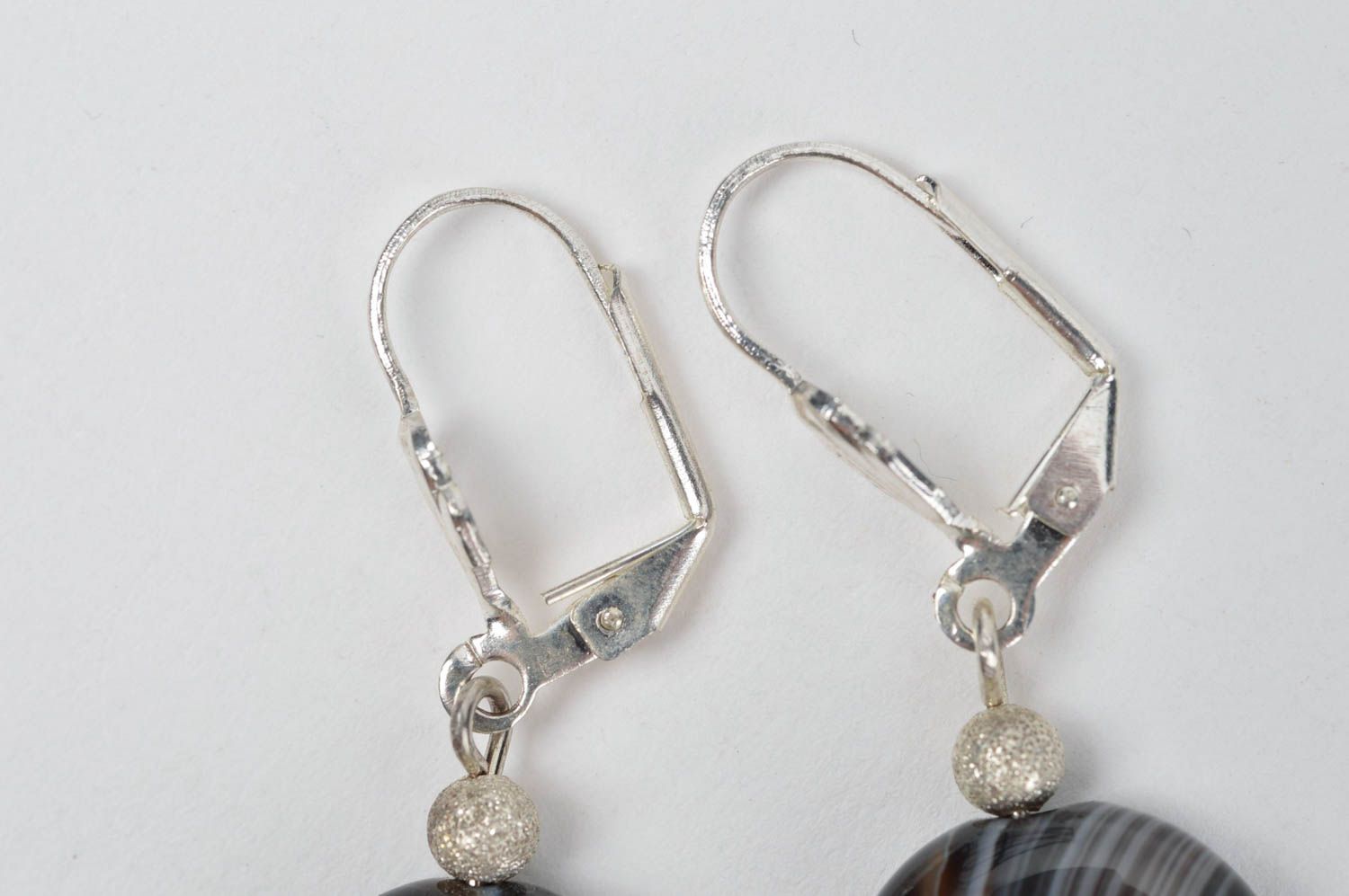 Boucles d'oreilles pendantes Bijou fait main Cadeau femme original gris en verre photo 4
