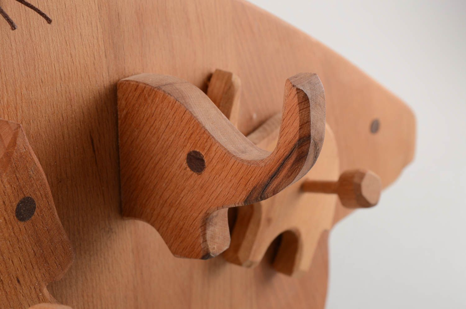 Percha de madera para ropa hecha a mano con forma de animal foto 5