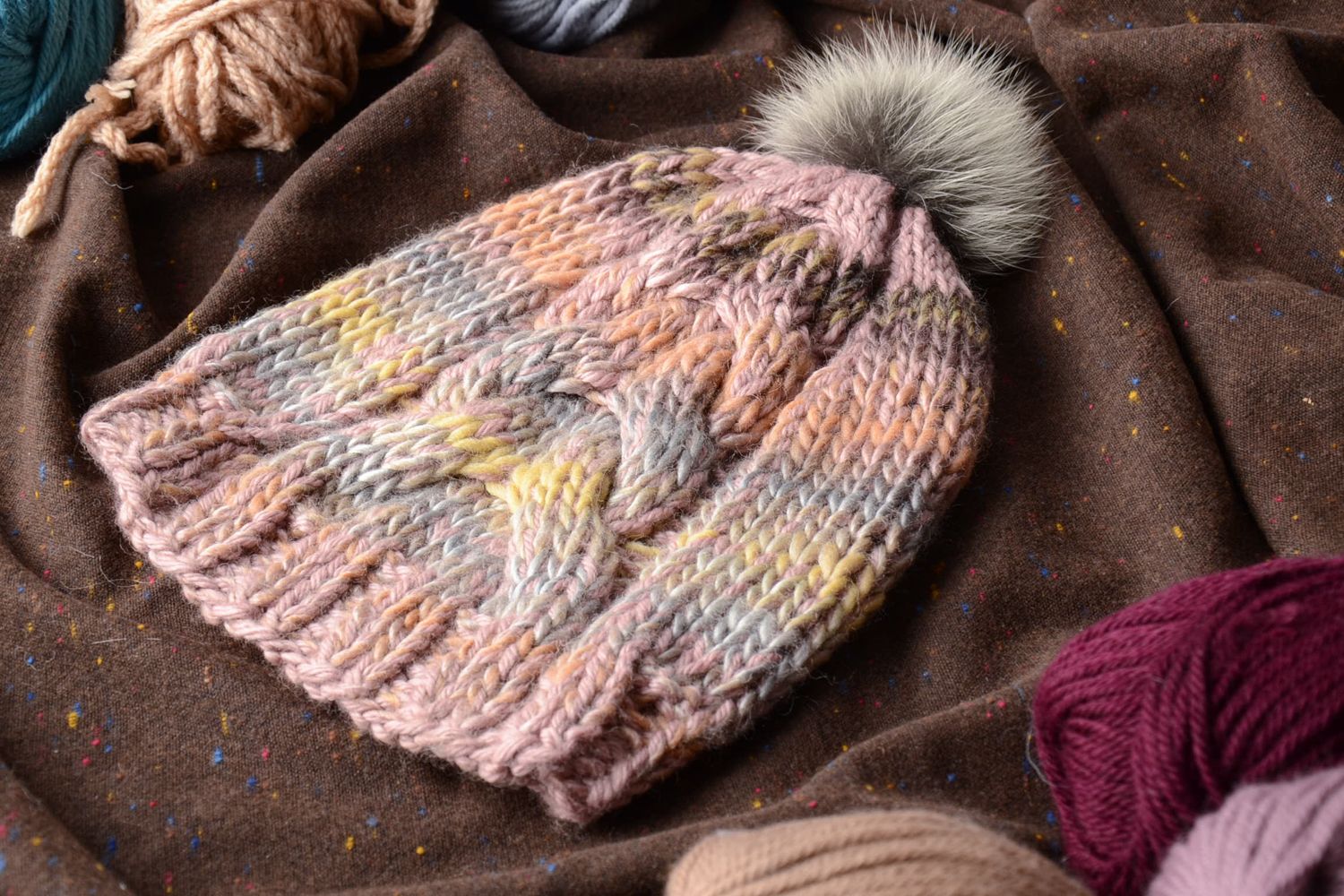 Chapeau tricoté en laine avec pompon fait main photo 2
