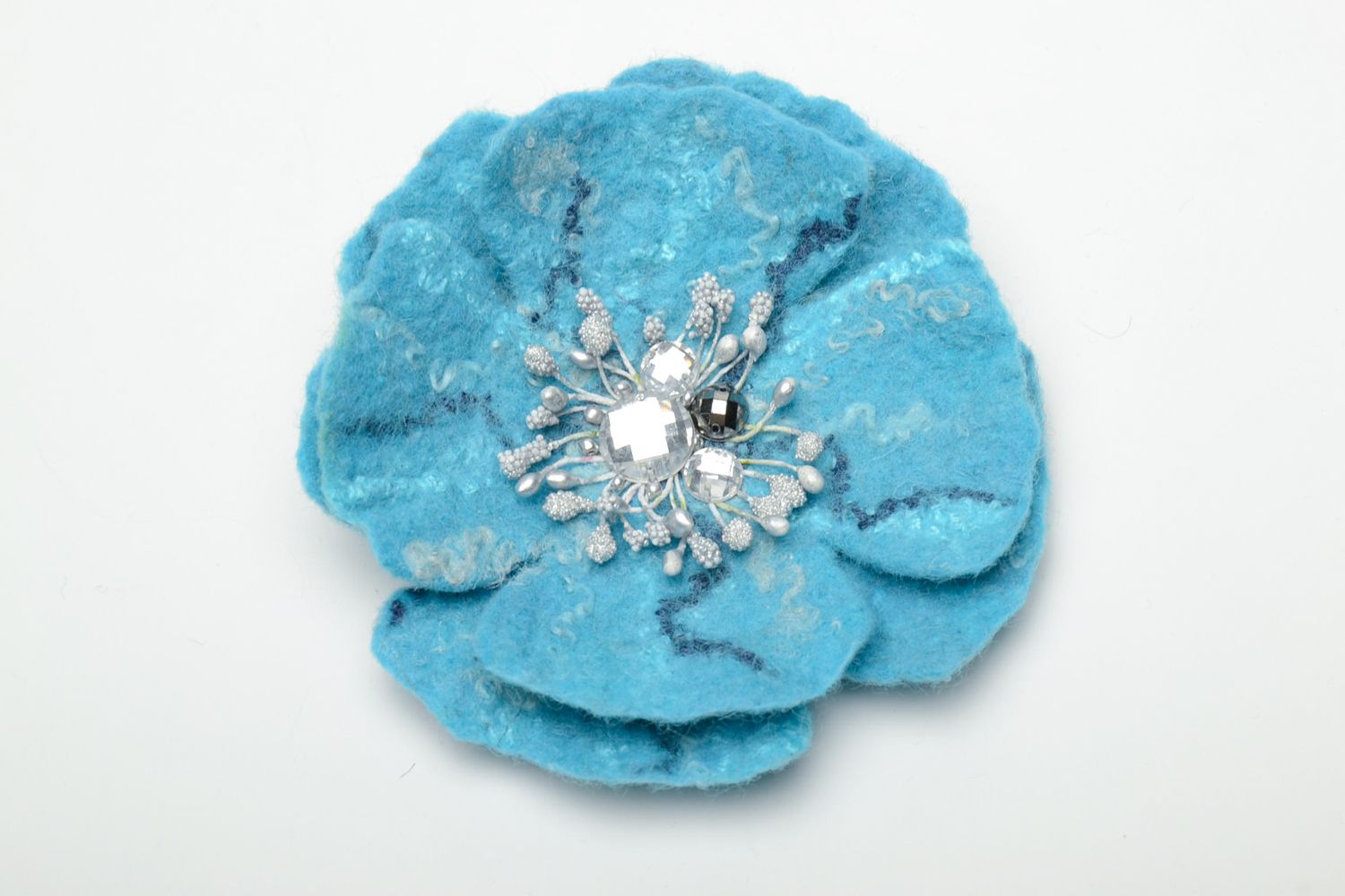 Брошь в технике валяния из шерсти голубой цветок на пальто фото 4