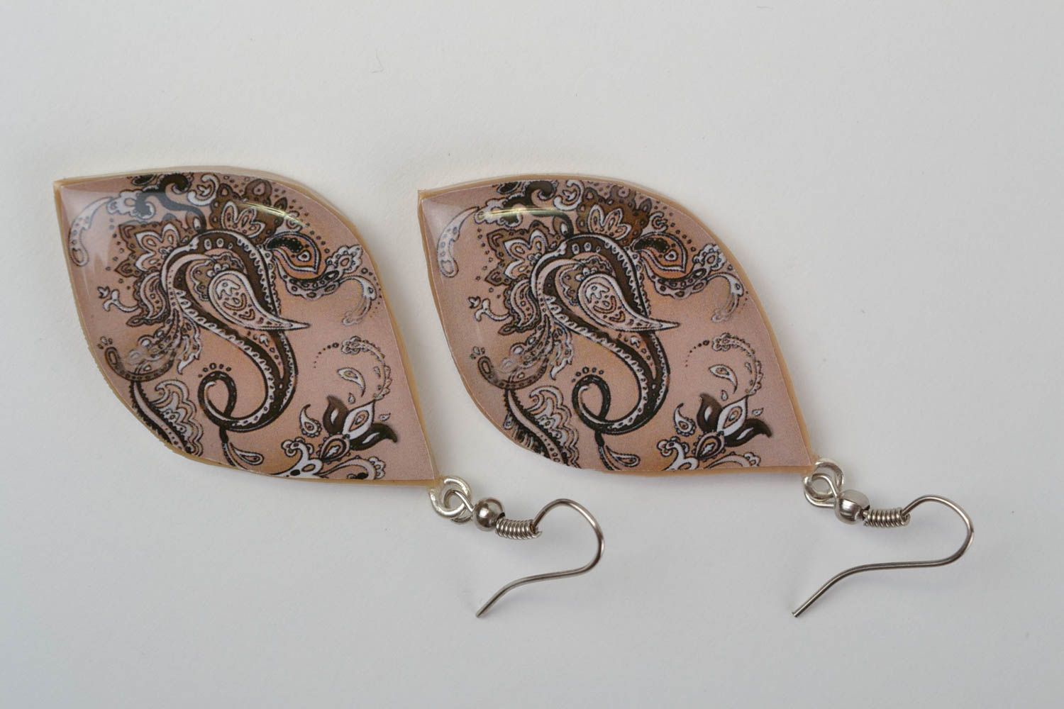 Handmade beige polymer clay decoupage earrings with black pattern paisley photo 3