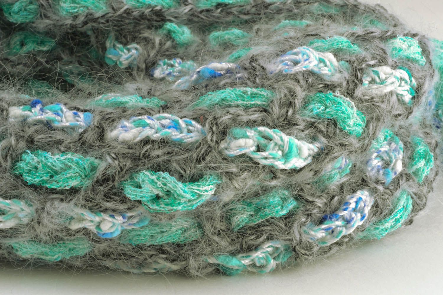 Écharpe tricotée au crochet gris turquoise photo 4