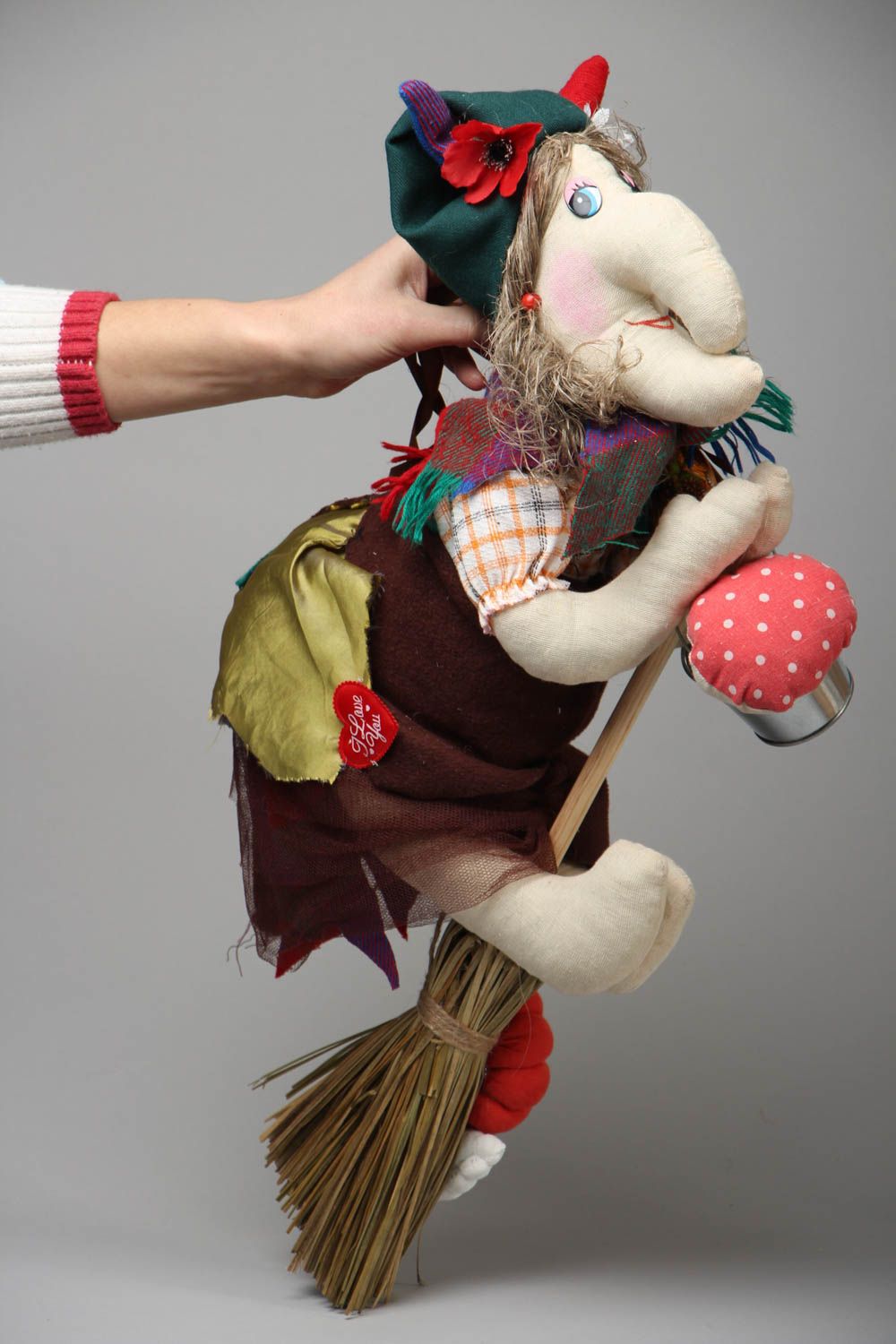 Muñeca de peluche artesanal Bruja pirulí en escoba foto 3
