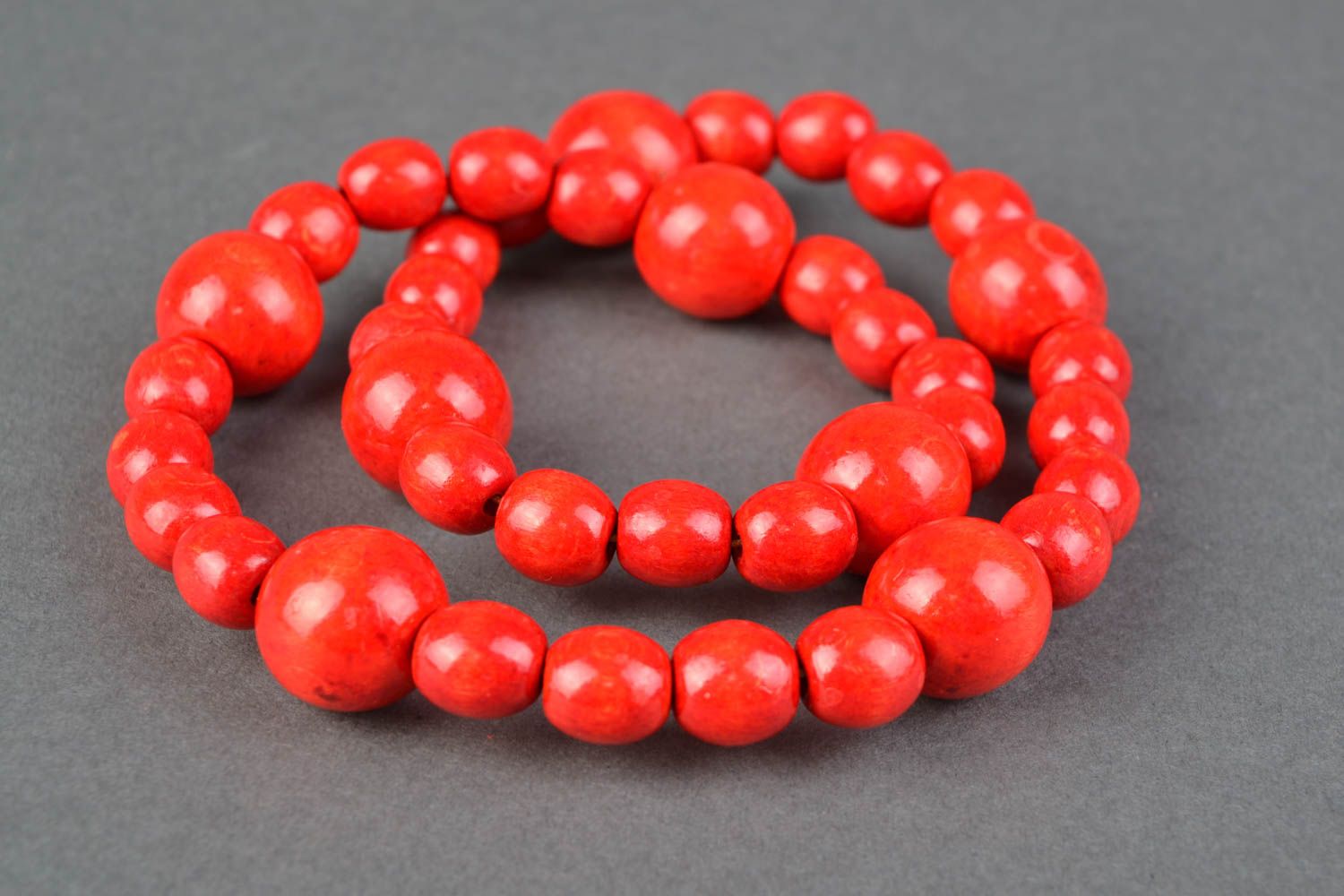 Red necklace with large wooden beads photo 4