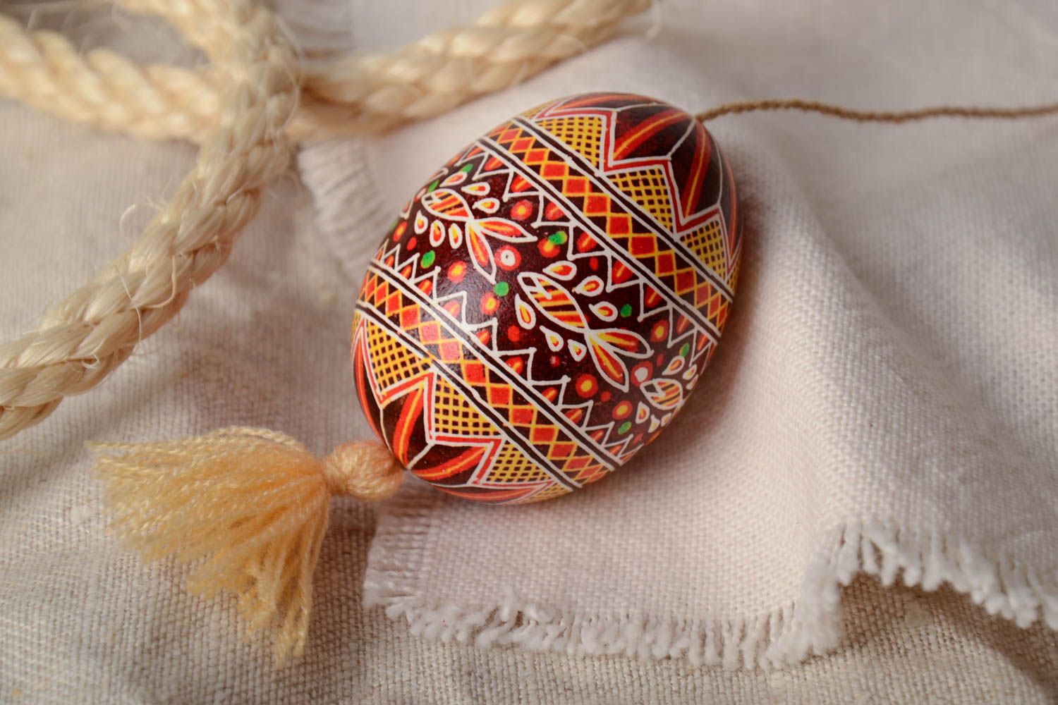 Huevo de Pascua de ganso artesanal con borla en técnica de cera vistoso foto 1