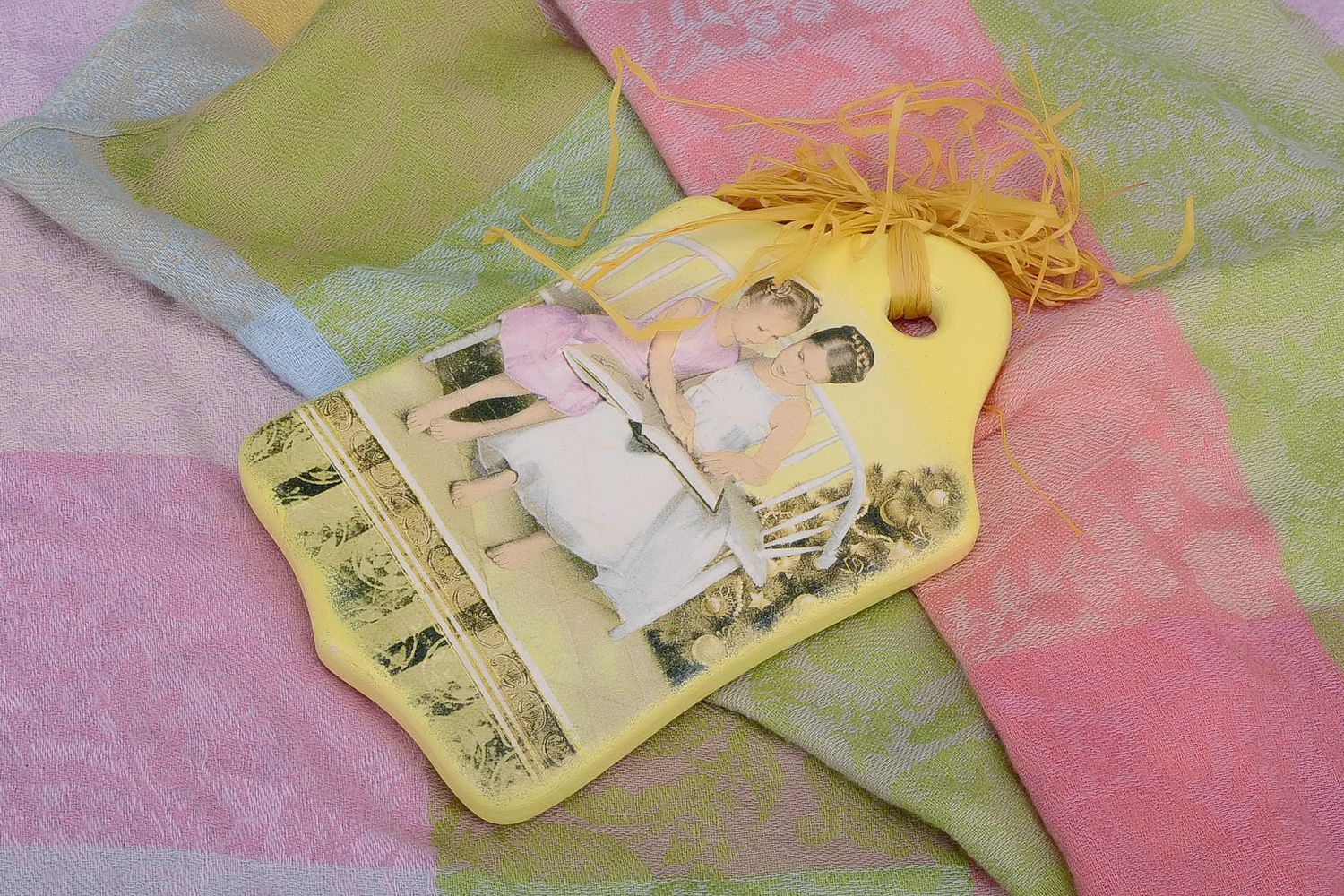 Painel-placa amarelo Menina com um livro foto 1
