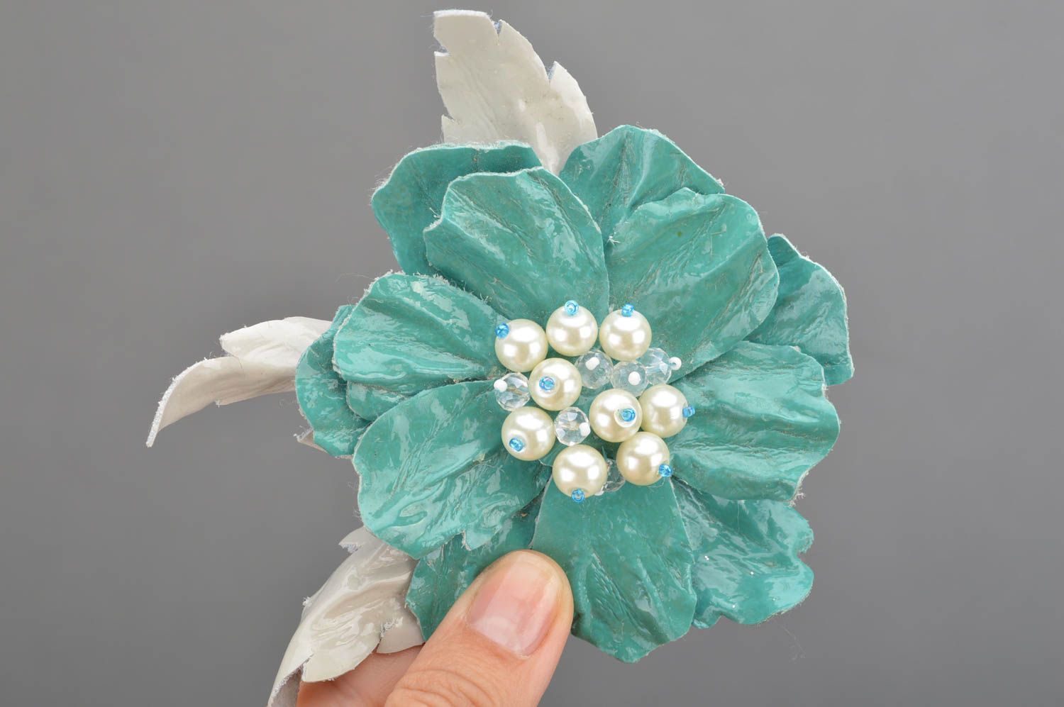 Broche fleur grande en cuir verte avec perles blanches fantaisie faite main photo 3