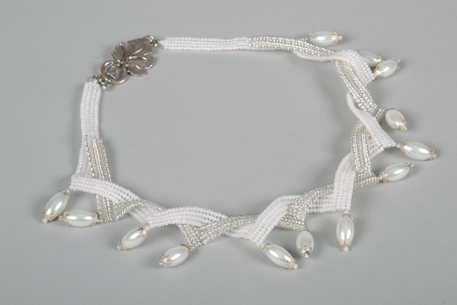 White beaded necklace photo 3