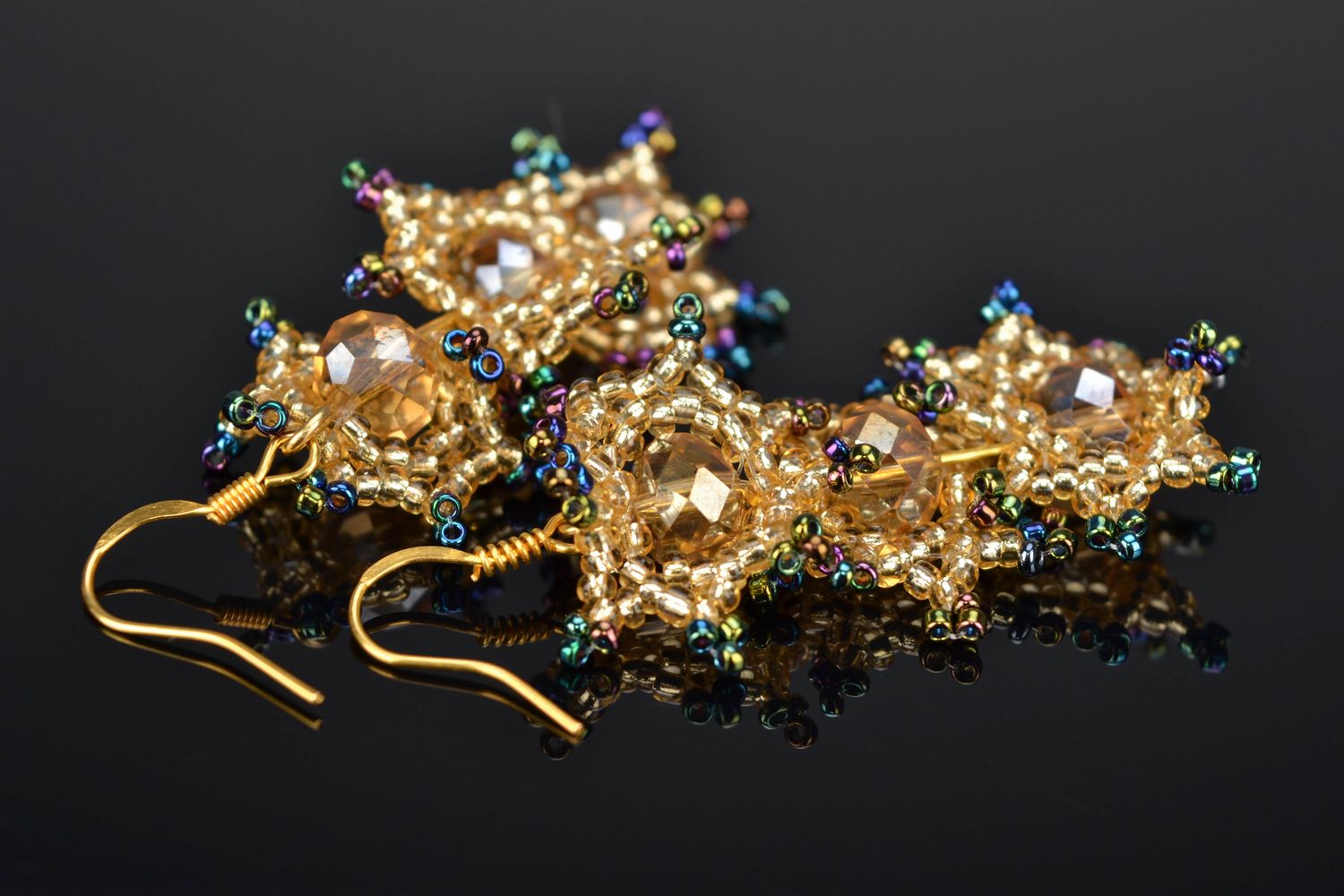 Lange goldfarbene Ohrringe aus Glasperlen und Kristall  foto 1