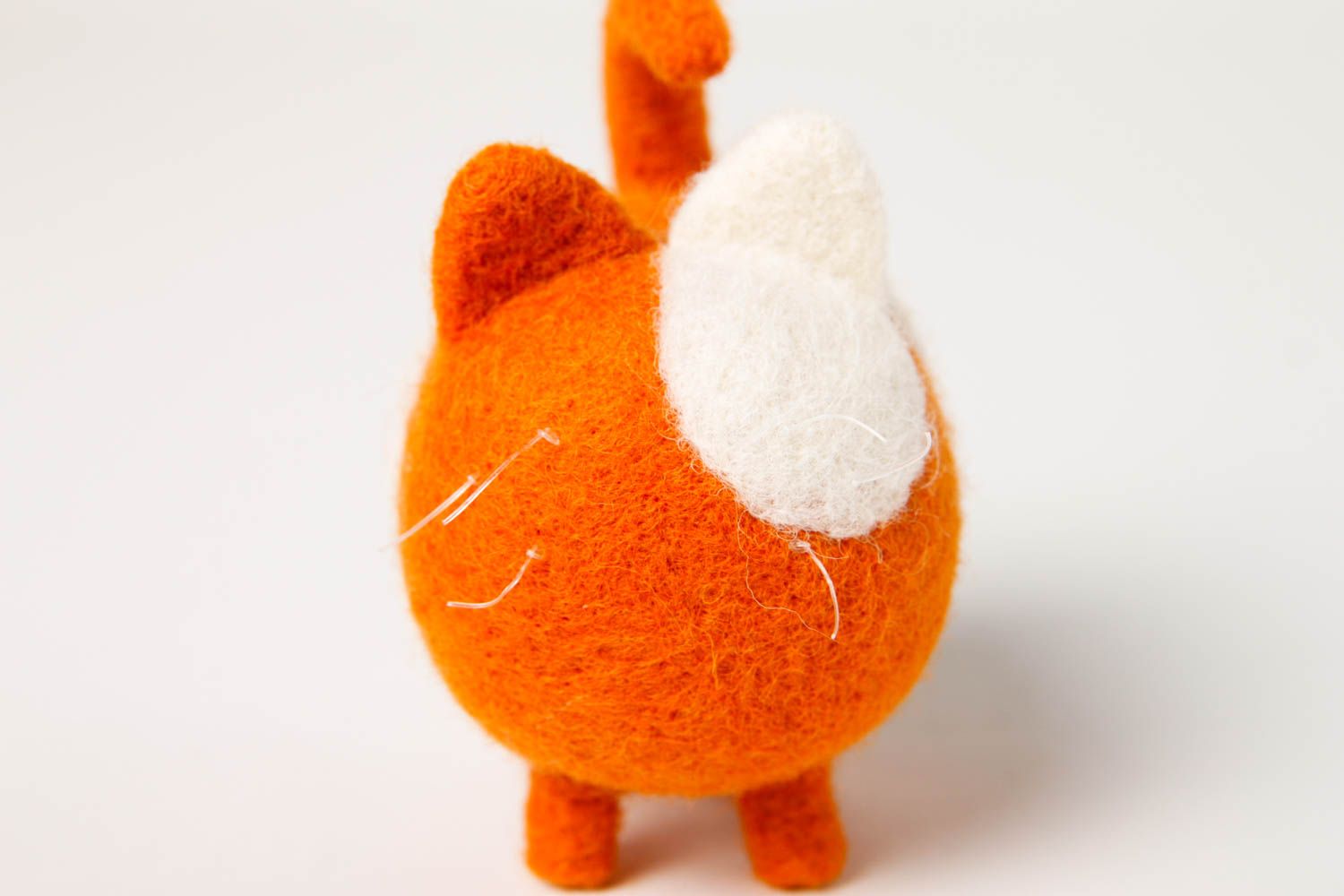 Gefilzte Figur handgefertigt Katze Spielzeug originelles Geschenk orange weiß foto 5