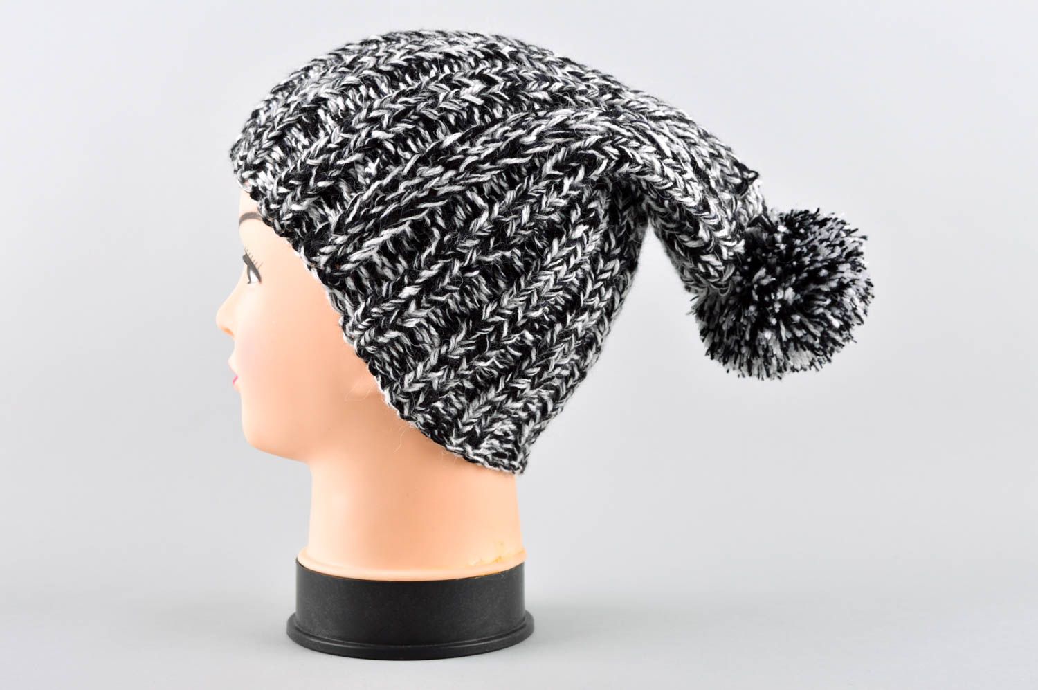 Chapeau pour femme fait main Bonnet tricot noir et blanc Accessoire femme photo 3