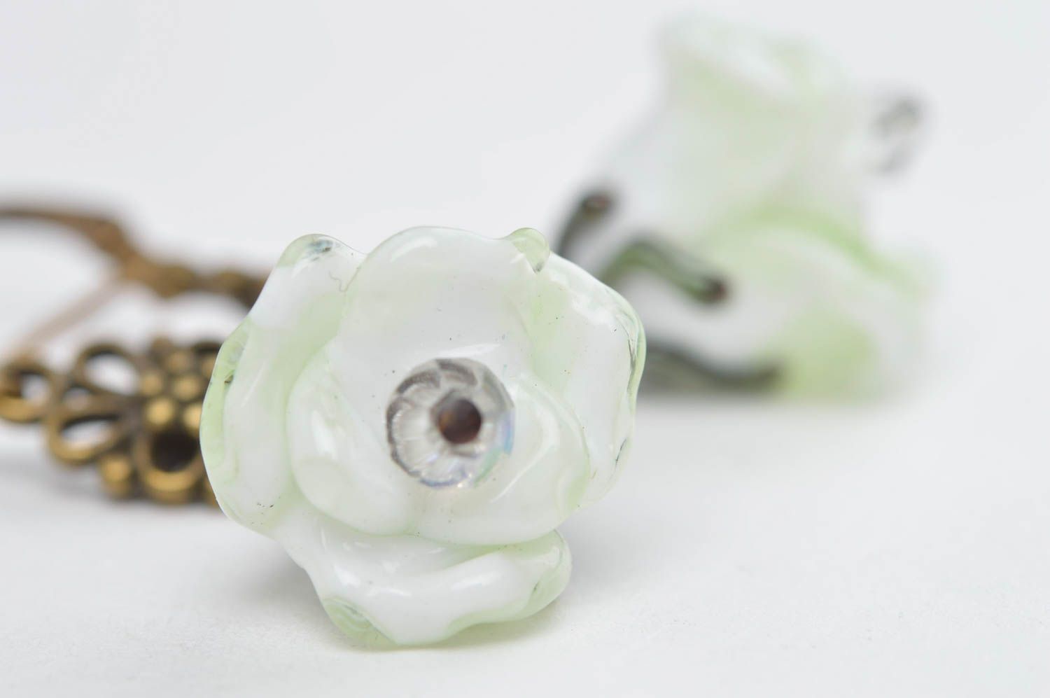 Handmade Glas Ohrringe Accessoire für Frauen Damen Schmuck weiße Blumen modisch foto 3