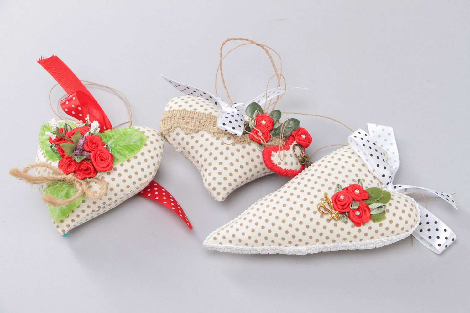 Handgemachtes helles Textil Herz Set mit künstlichen Blumen aus Baumwolle 3 Stück foto 1