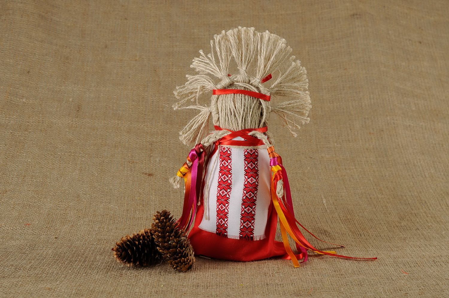 Bambola etnica di stoffa fatta a mano amuleto talismano giocattolo slavo carino foto 1