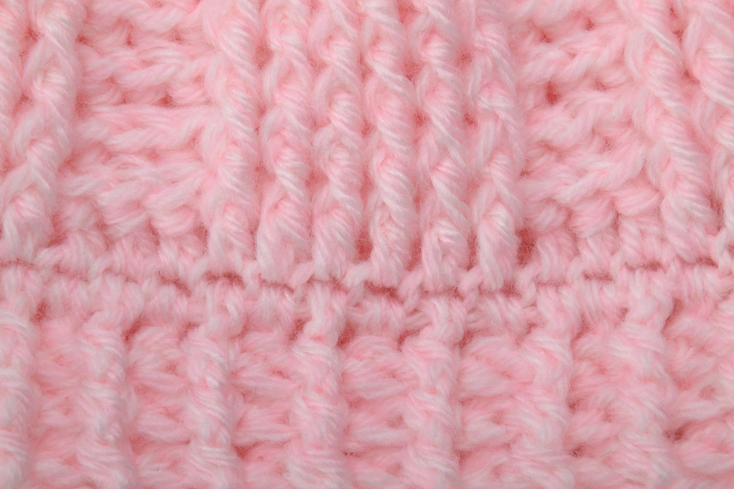 Bonnet tricot au crochet rose original photo 4