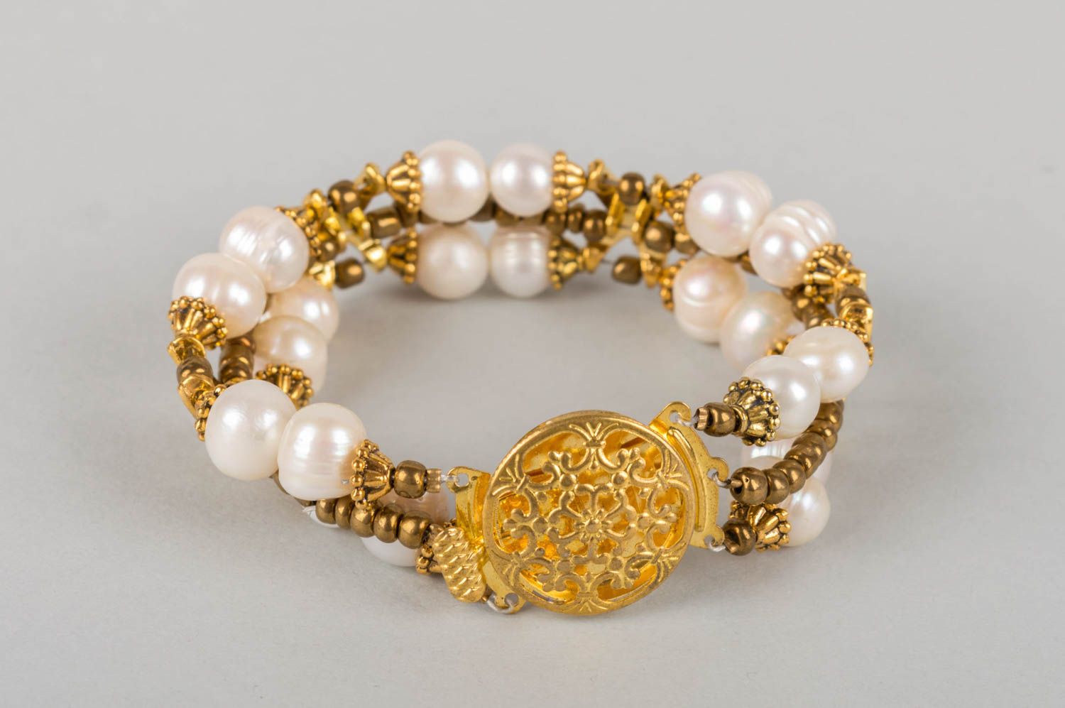 Elegant cute graceful designer handmade bracelet made of pearls and brass photo 3