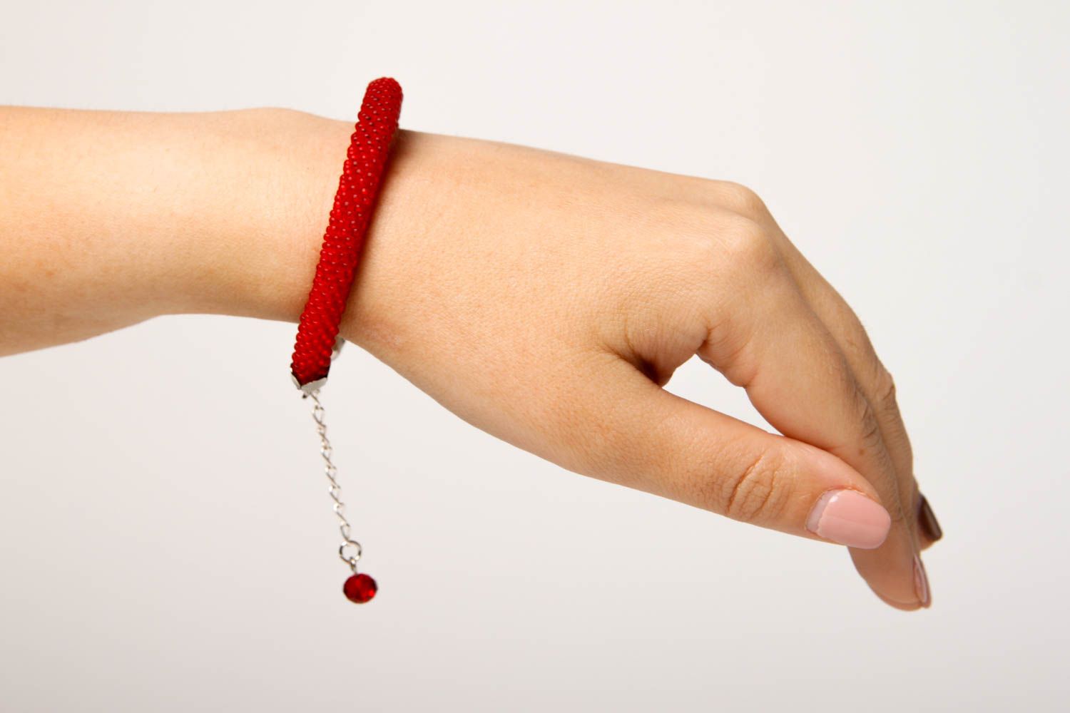 Браслет ручной работы украшение из бисера красный браслет на руку праздничный фото 2