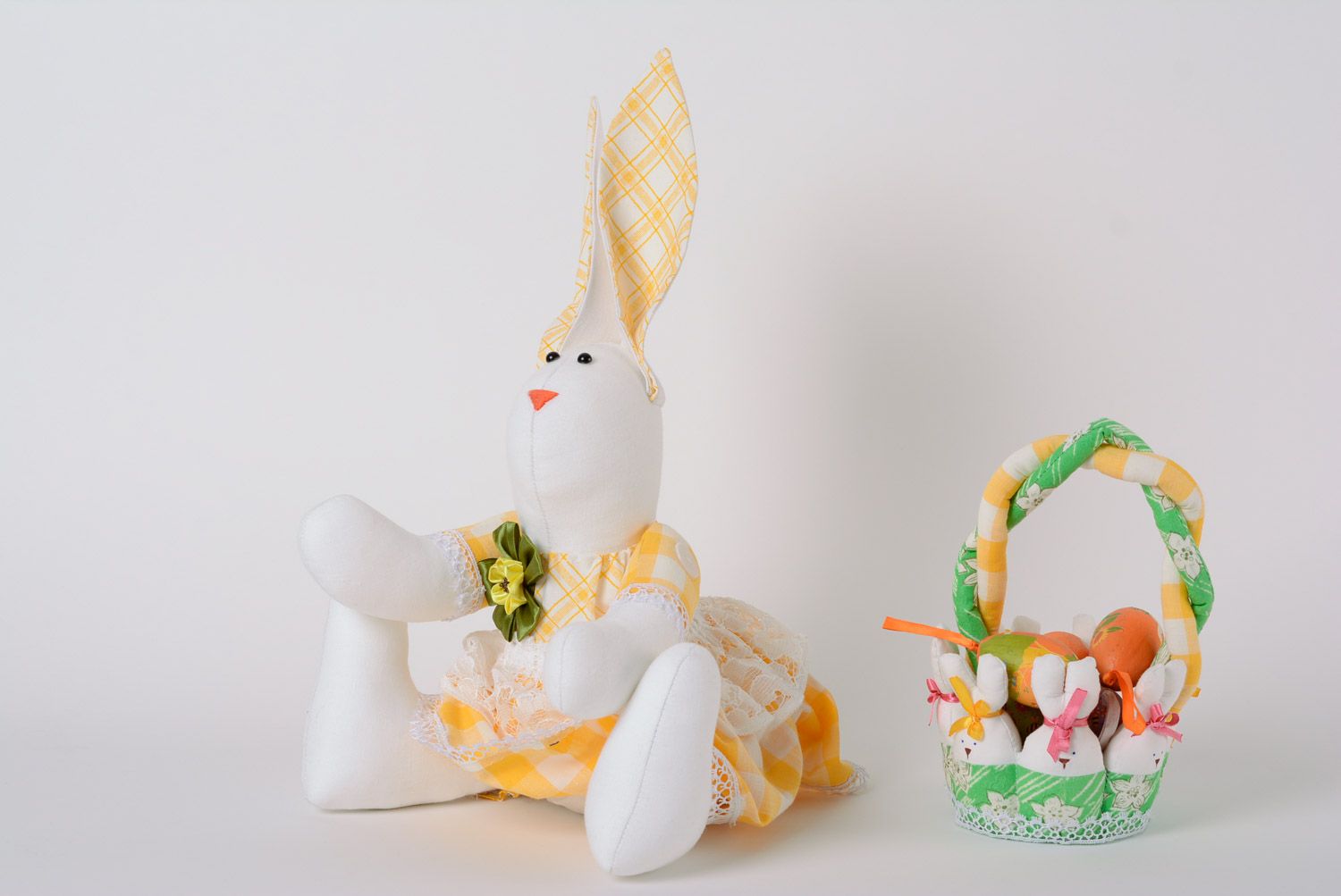 Künstlerisches Interieur Spielzeug Kuscheltier Hase mit langen Ohren im Kleid handmade  foto 3