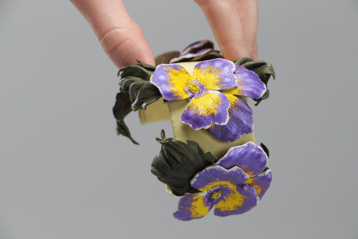 Pulsera de cuero hecha a mano ajustable ancha con flores foto 5