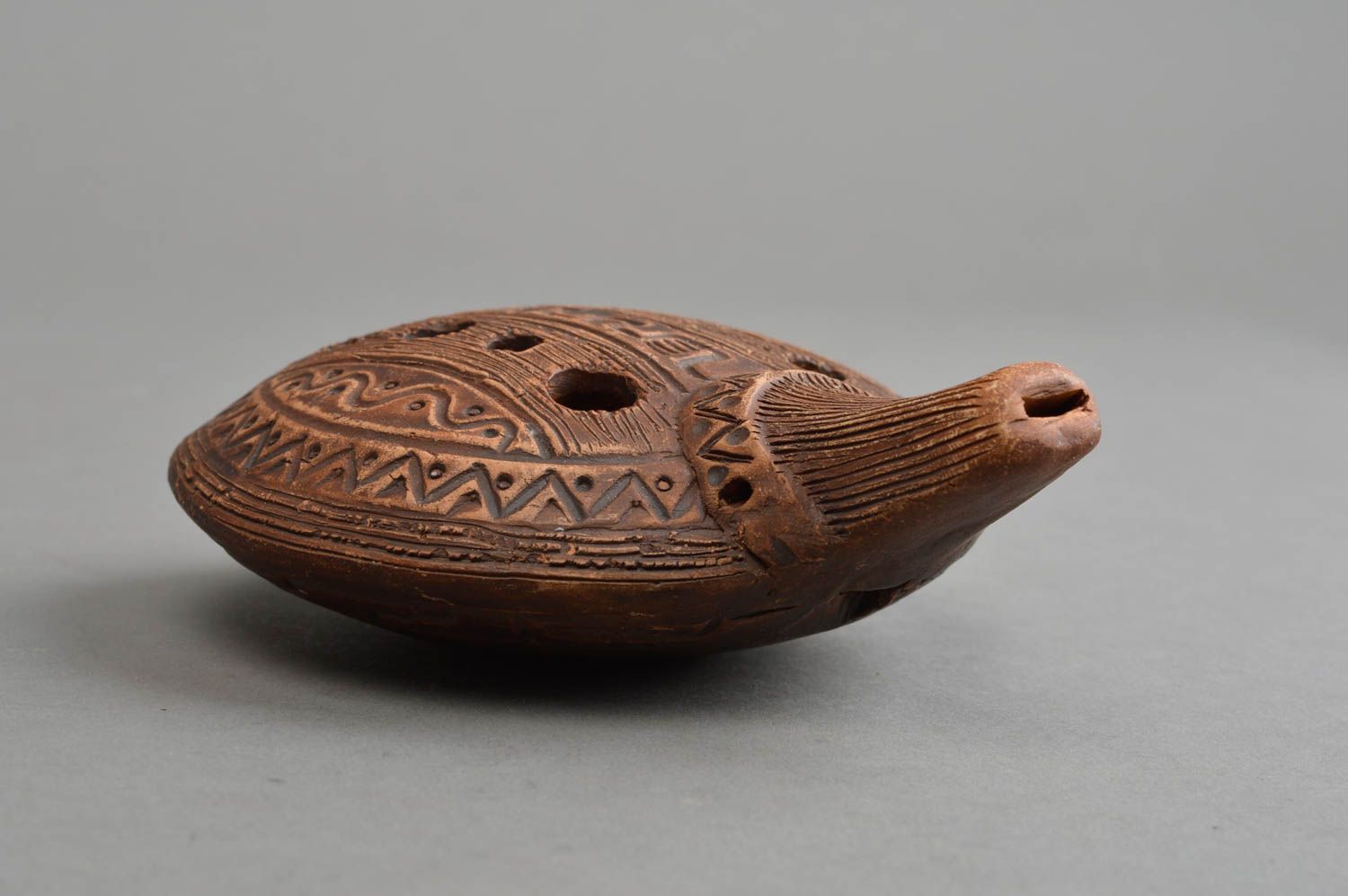 Глиняная свистулька небольшая коричневая красивая круглая сувенир ручная работа фото 3