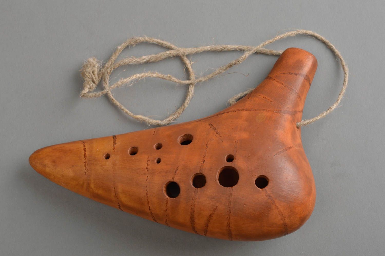 Originelle ethnische Lippenpfeife aus Ton in Braun Souvenir interessanter Form  foto 2