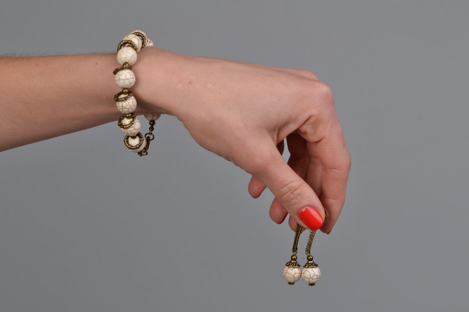 Комплект украшений из натуральных камней браслет и серьги из говлита хэнд мэйд фото 2