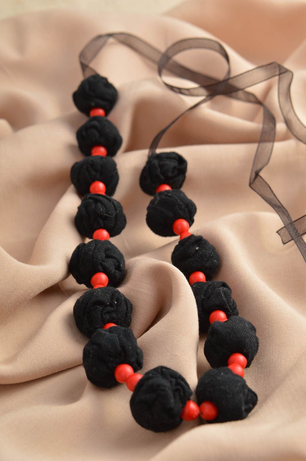 Collier textile Bijou fait main noir rouge Accessoire femme sur rubans photo 1