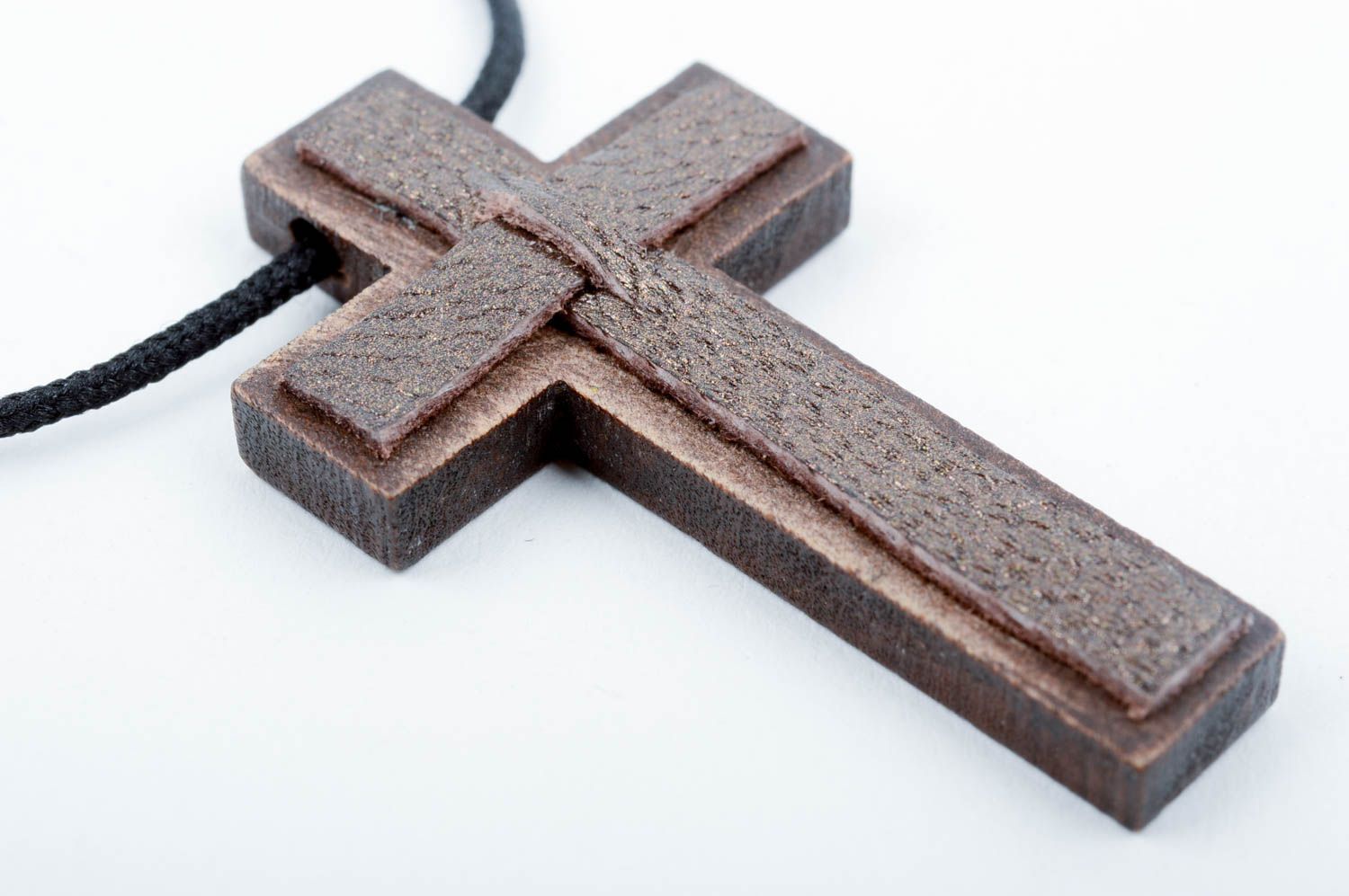 Pendentif croix Bijou fait main en bois et cuir en marron Accessoire femme photo 5
