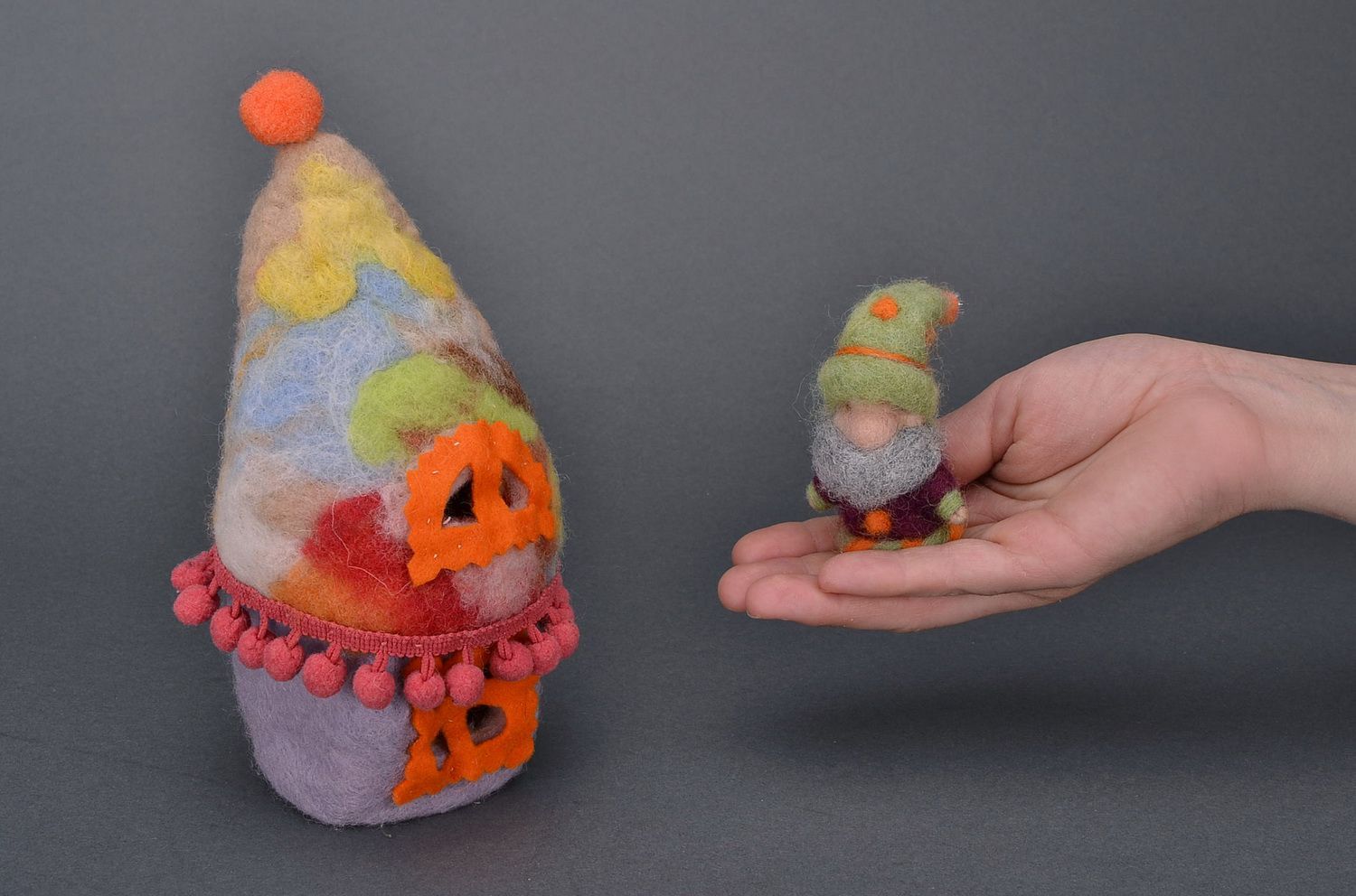 Jouet mou Gnome avec maison fait main en laine photo 4