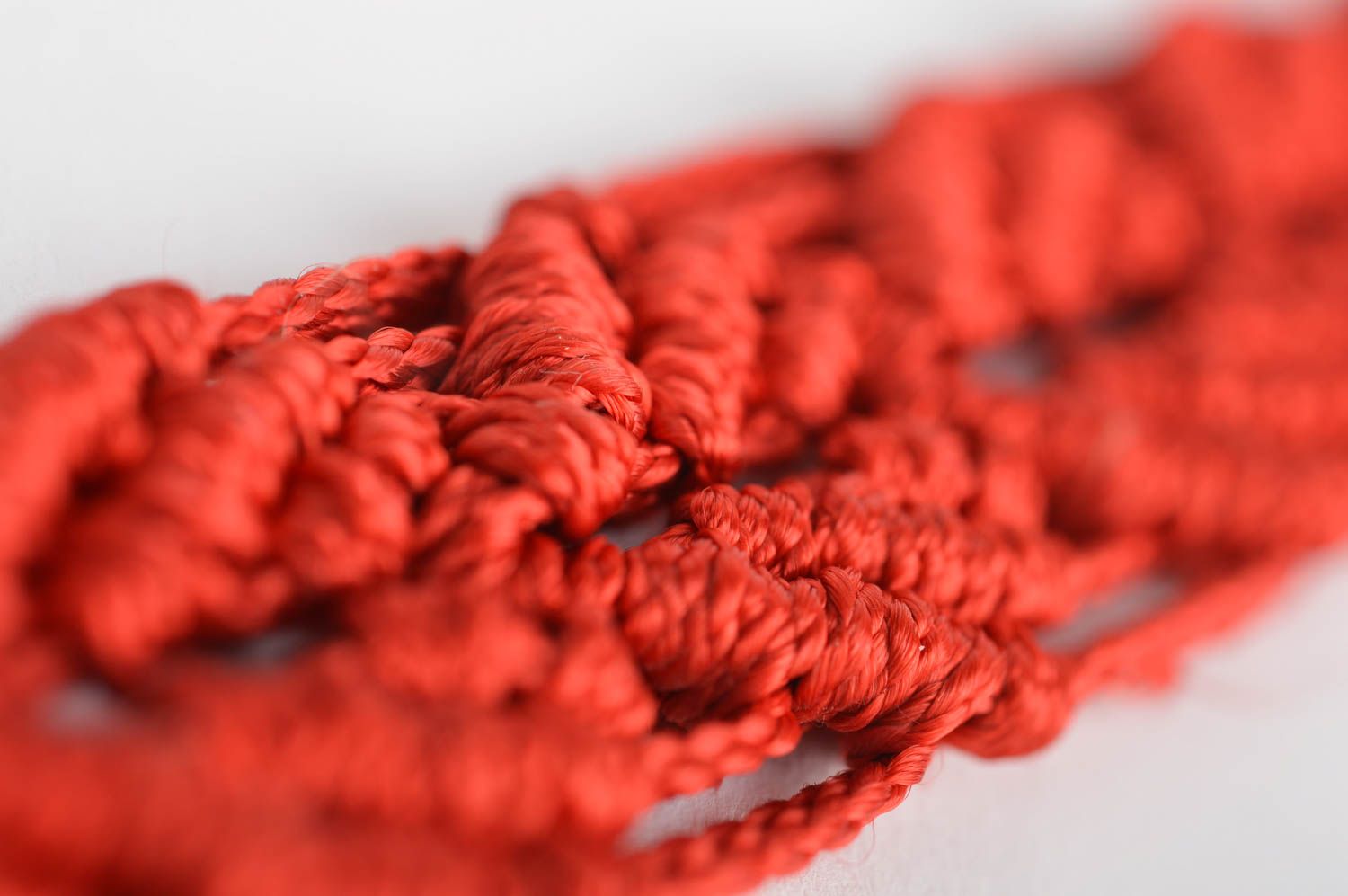 Плетеный поясок из шнура красный ажурный в технике макраме ручной работы фото 5