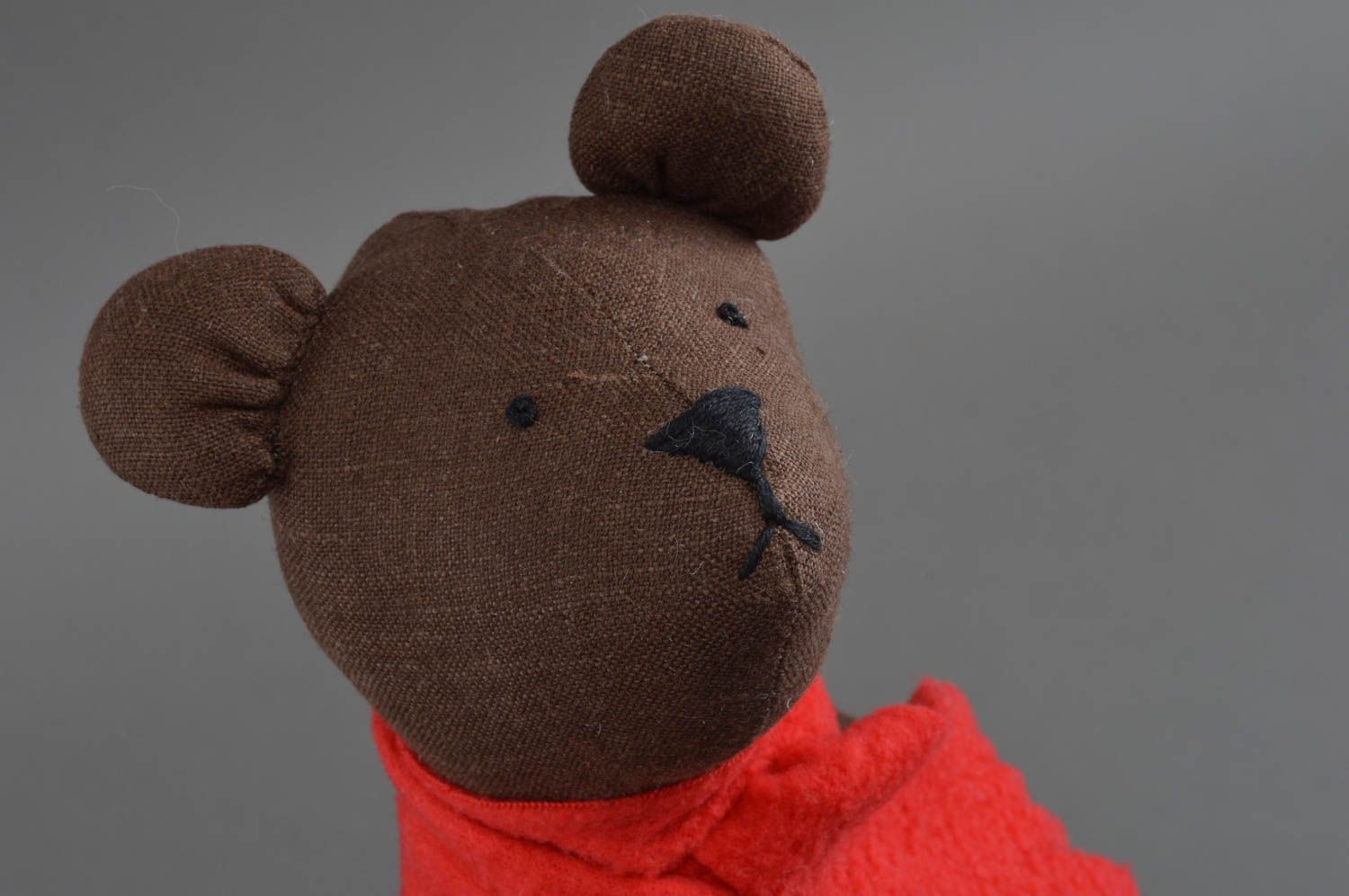 Handmade Spielzeug Bär aus Stoff mit rotem Schal und beweglichen Pfoten für Kind foto 4