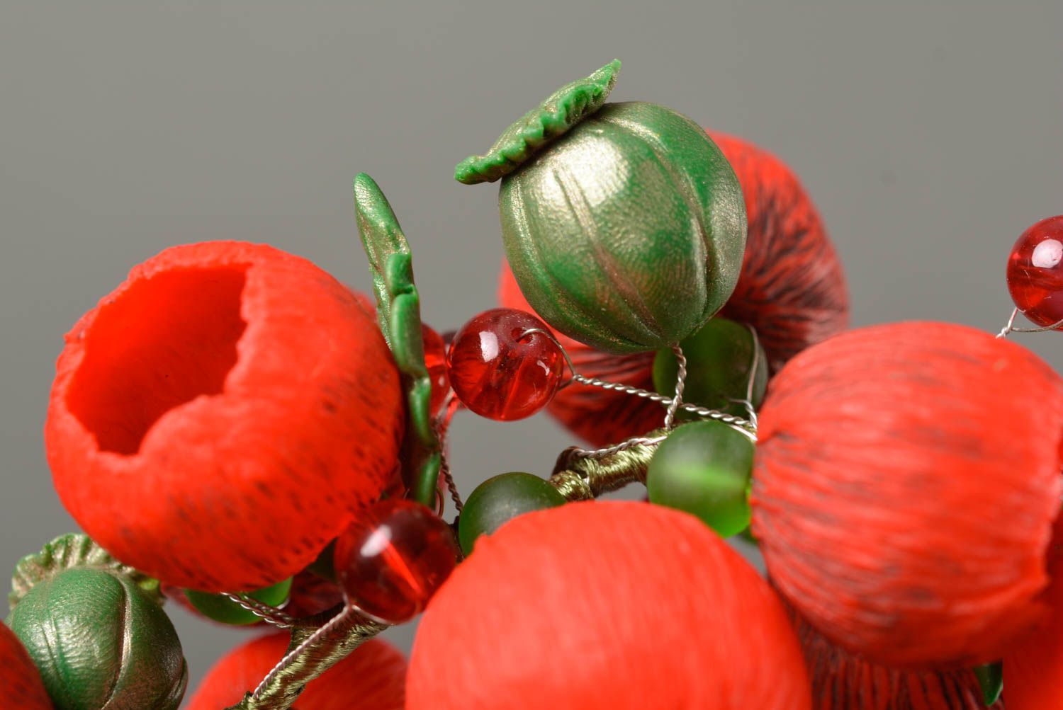 Serre-tête Fleurs rouges en pâte polymère perles de verre accessoire fait main photo 5