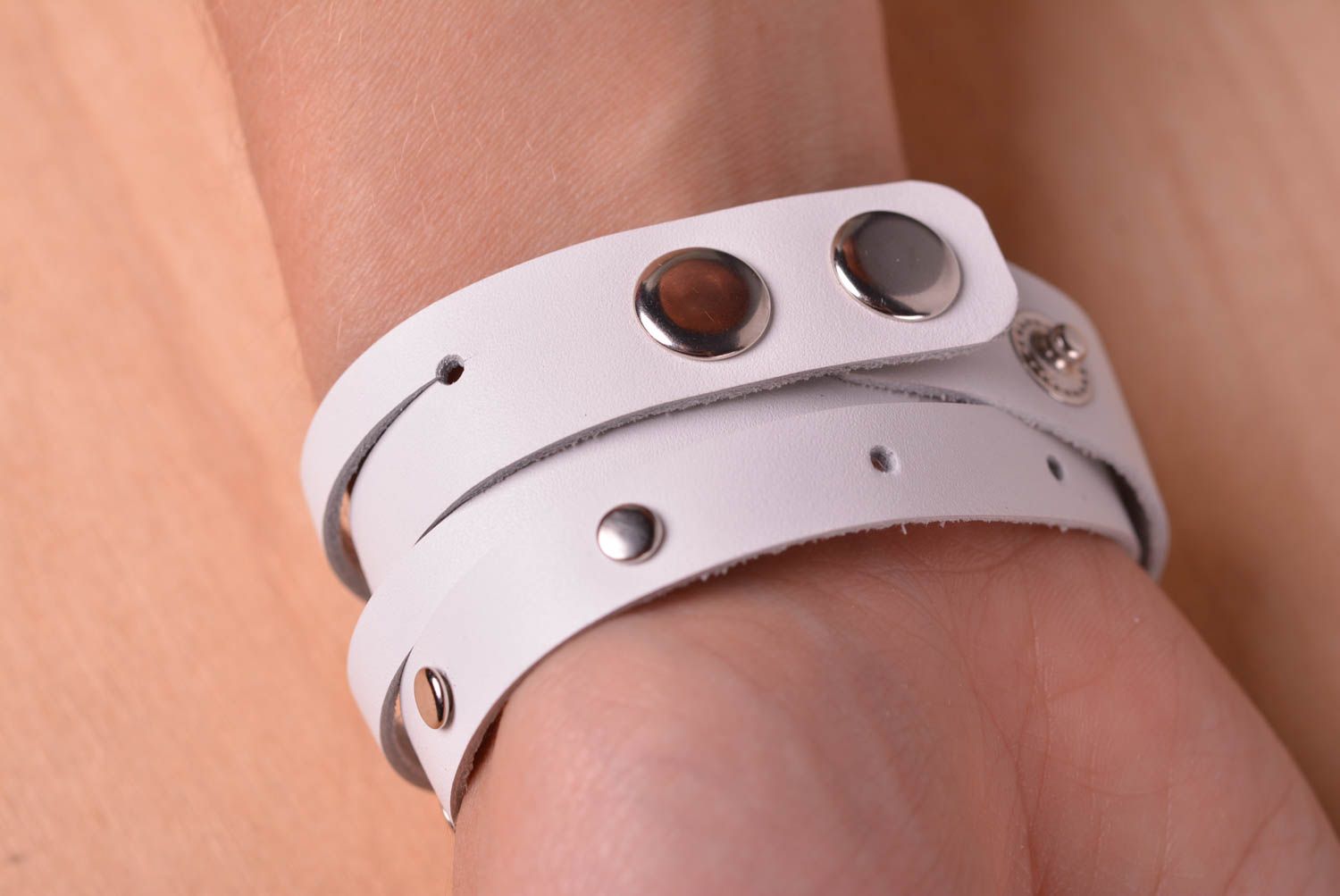 Bracelet cuir Bijou fait main large de couleur blanche design Accessoire femme photo 5