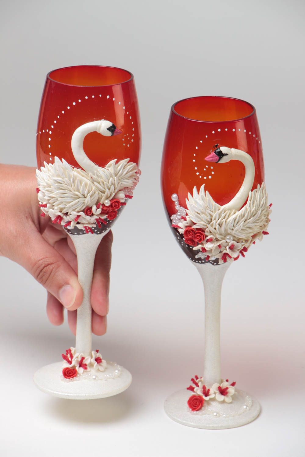 Бокалы для шампанского на свадьбу набор 2 штуки красные с лебедями ручной работы фото 5