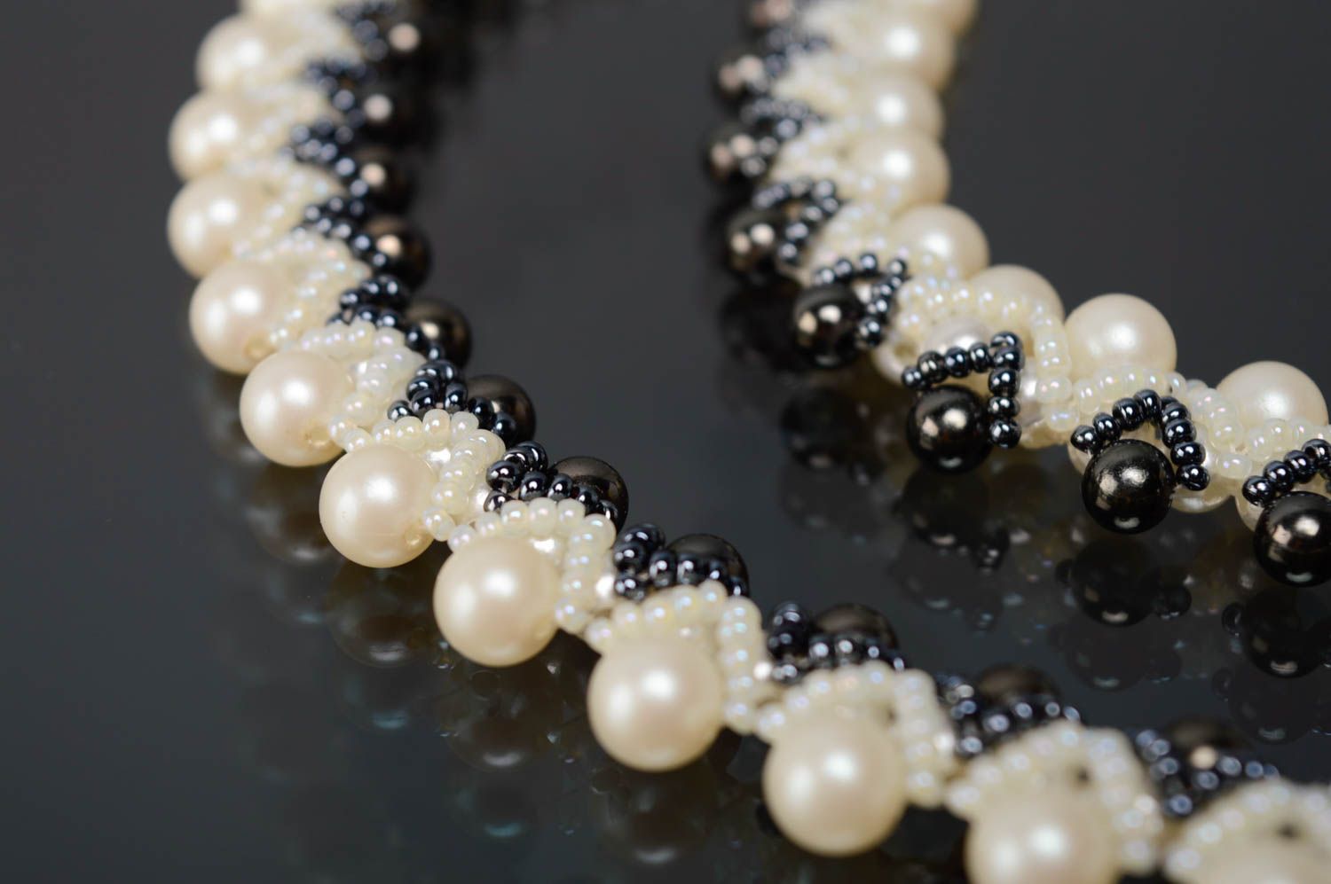 Beaded necklace with artificial pearls photo 4