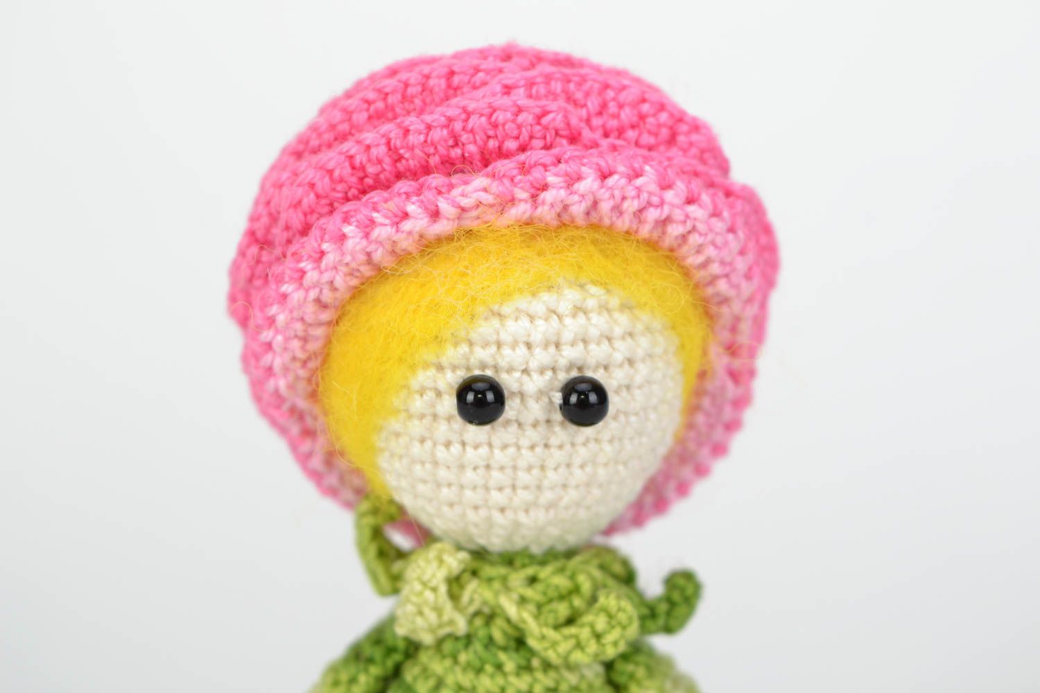 Petite poupée tricotée faite main fille en costume vert et bonnet rose photo 3