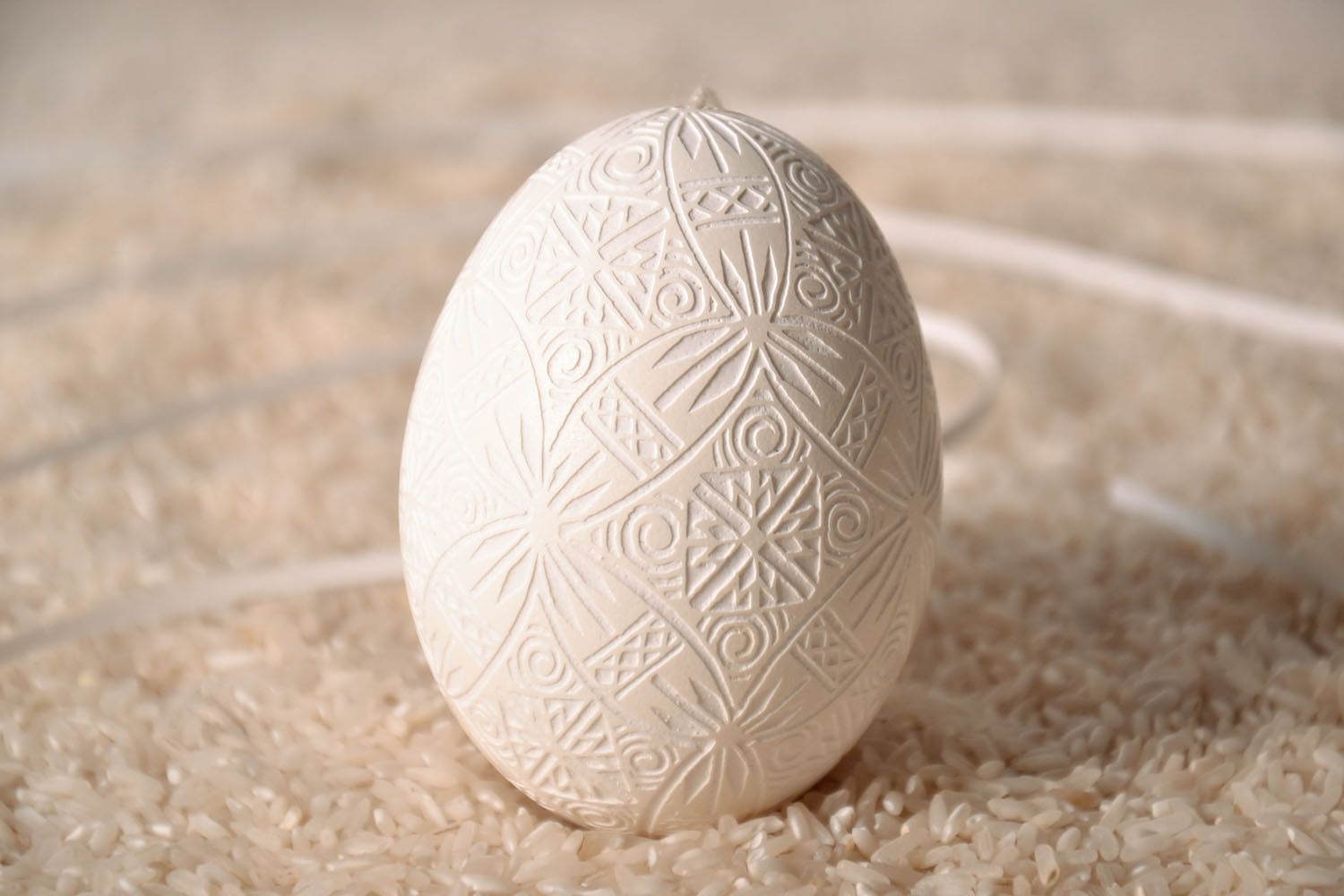 Oeuf de Pâques décoratif fait main original à suspendre couleur blanche photo 1