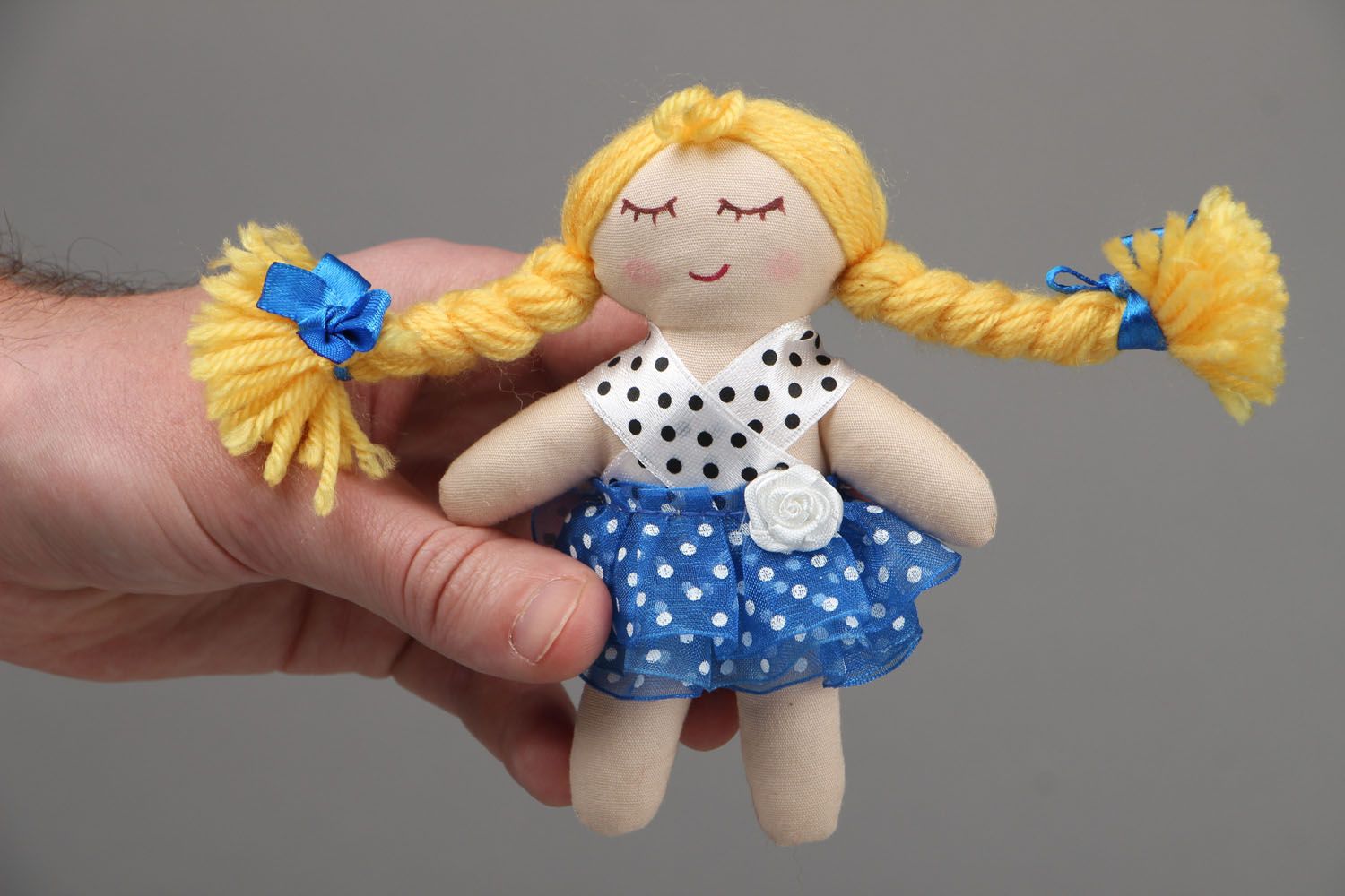 Genähte Puppe mit Haaren foto 4