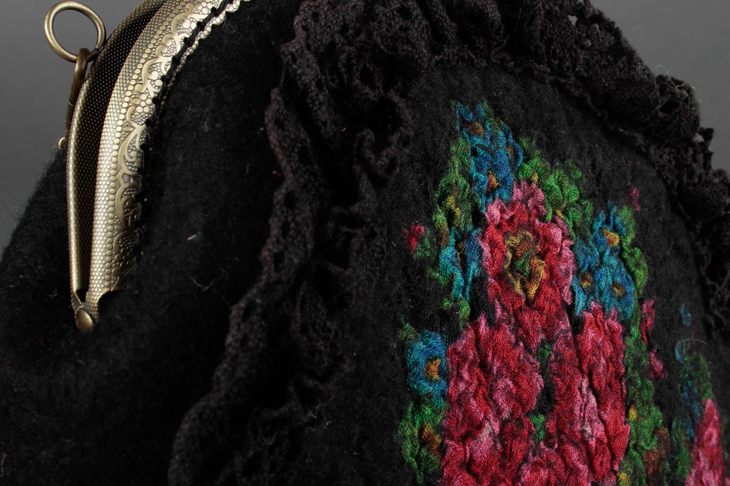 Handmade Tasche aus Wolle Mode Accessoire gefilzte Tasche schwarz Blumenprint foto 5