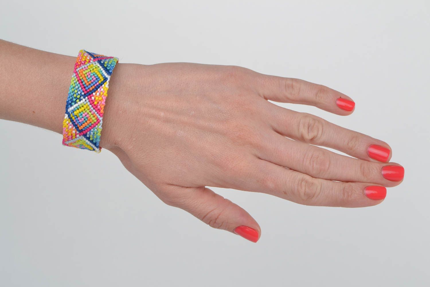 Large bracelet tressé en fils moulinés en macramé multicolore fait main femme photo 2
