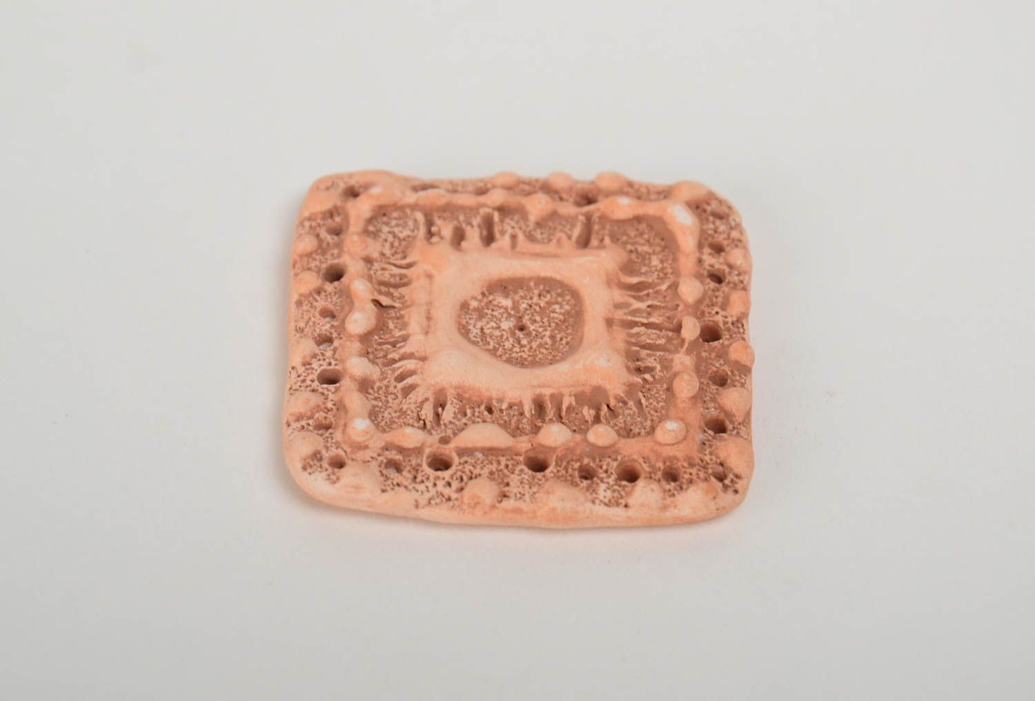 Pendentif en argile carré fait main apprêt pour bijou design en relief photo 4
