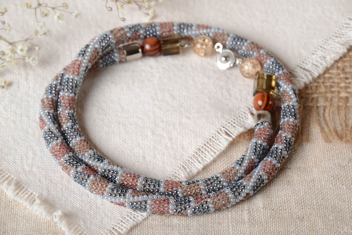 Шикарное ожерелье из бисера в виде жгута с бусинами и металлической фурнитурой фото 1
