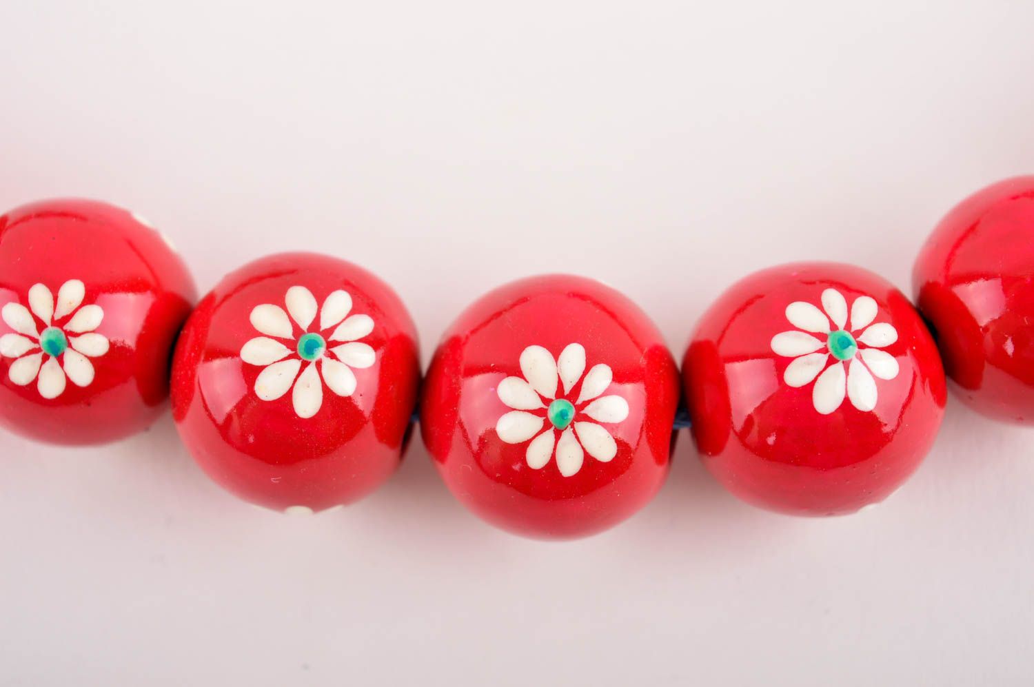 Collier design Bijou fait main rouge fleurs blanches argile Cadeau femme photo 3