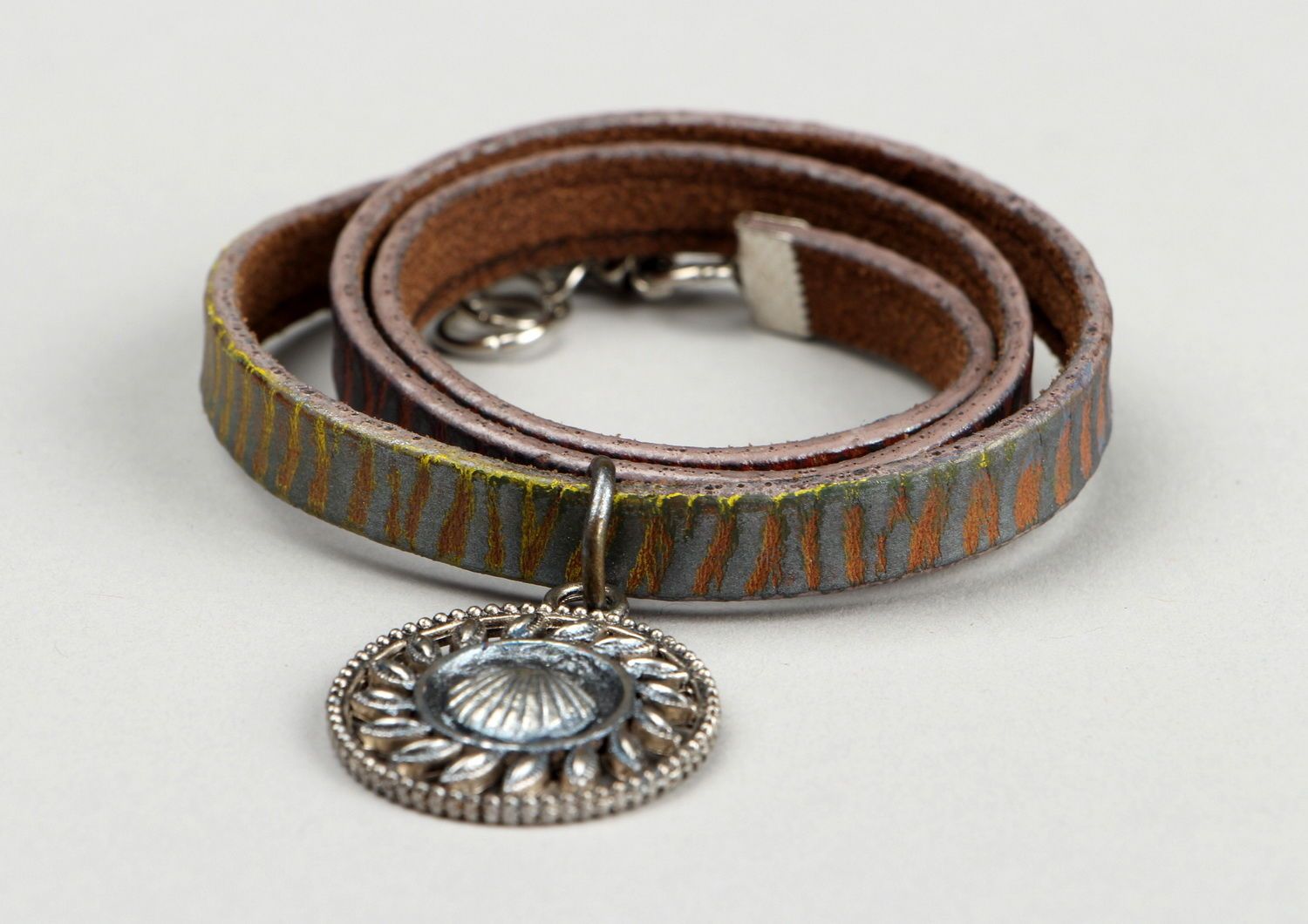 Кожаный браслет с подвеской в форме ракушки фото 3
