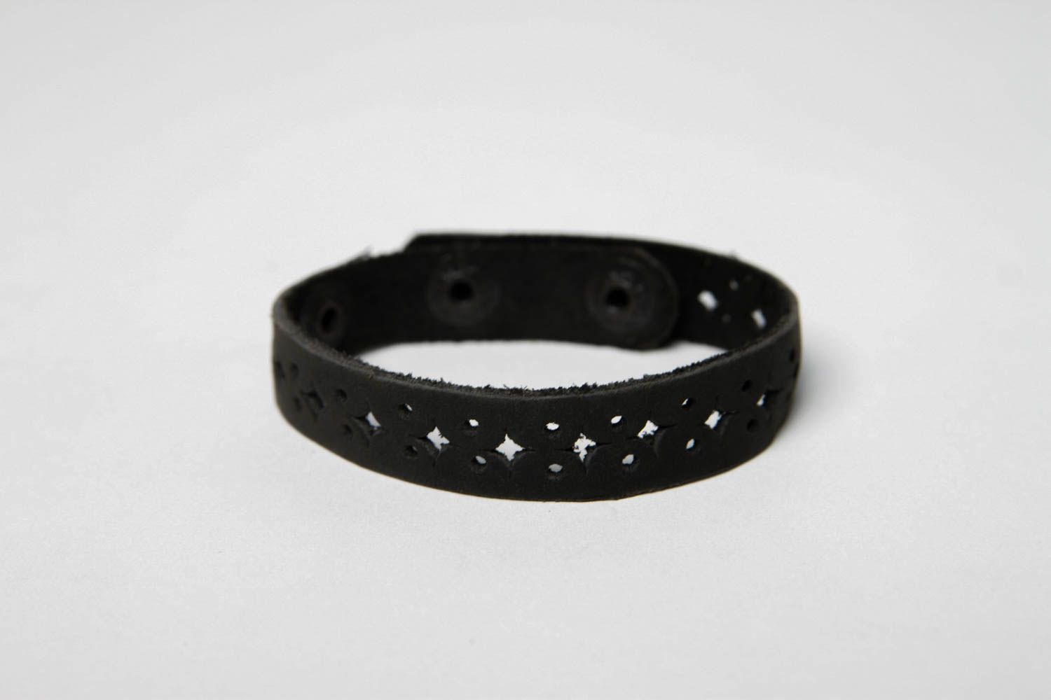 Bracelet cuir Bijoux fait main Accessoire femme noir ajouré design de créateur photo 3