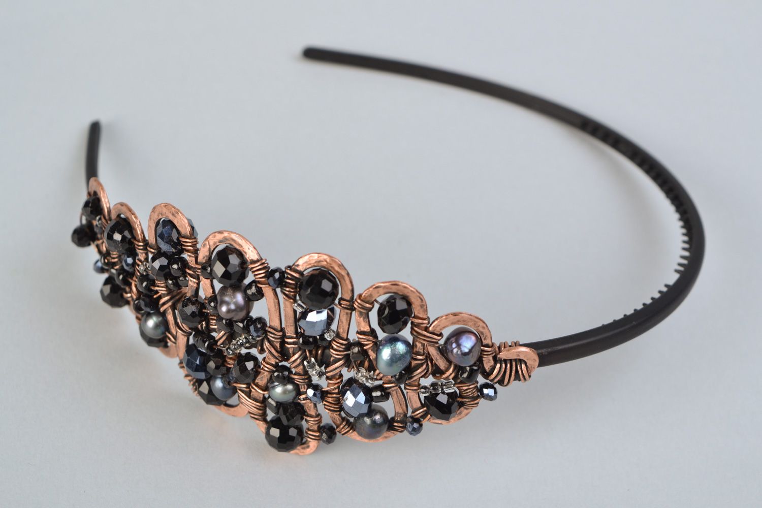 Serre-tête en cuivre fait main wire wrapping avec perles fantaisie noires photo 3